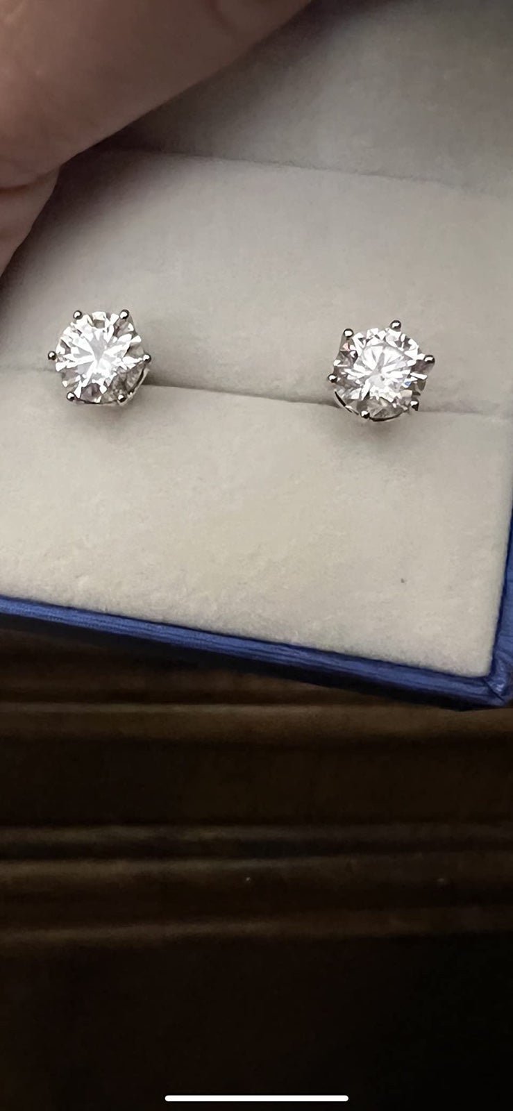 new 1 carat Moissanite earrings total 2ct gift bag & pouch