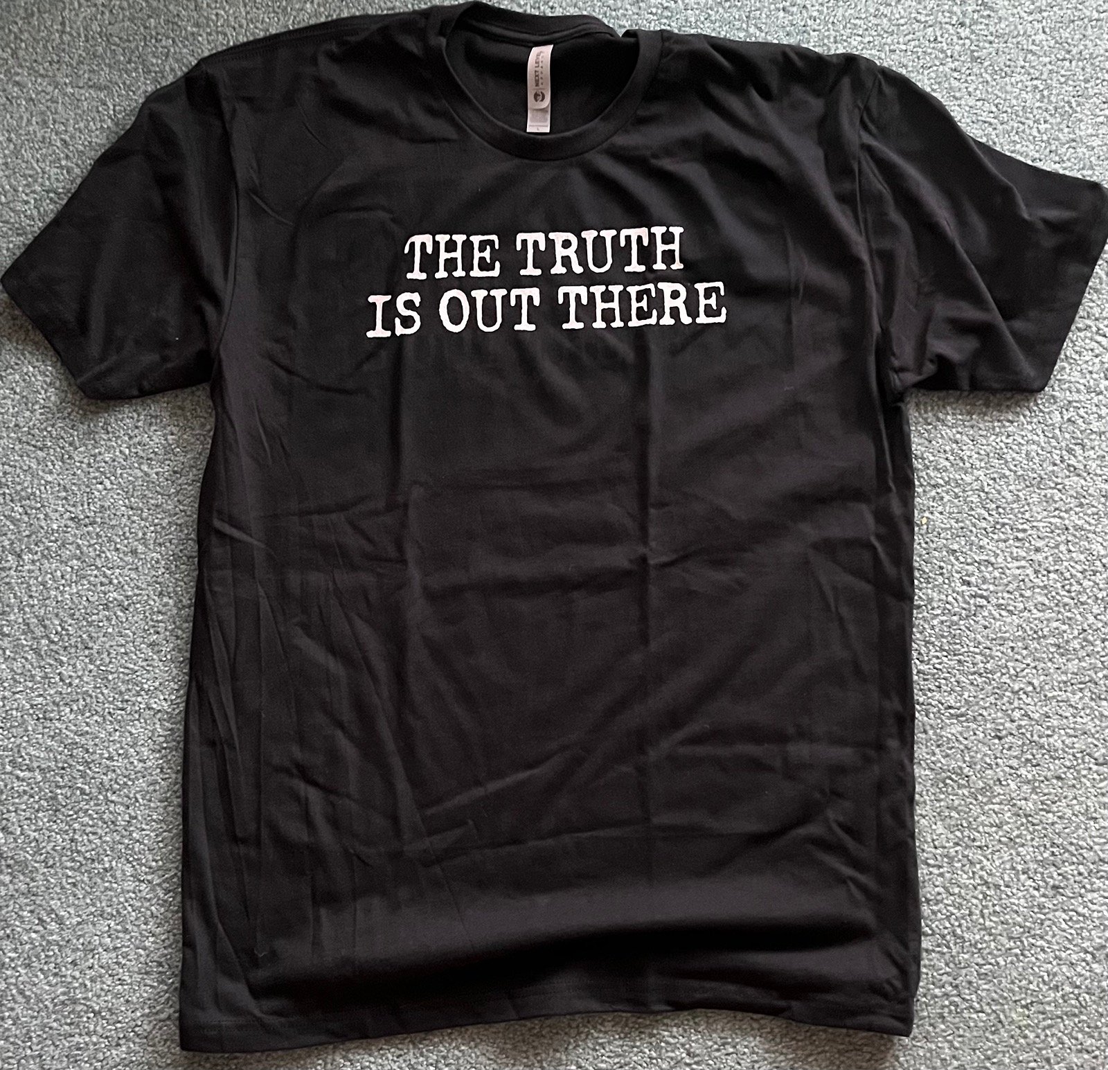 'The Truth Is Out There' T Shirt Size Large