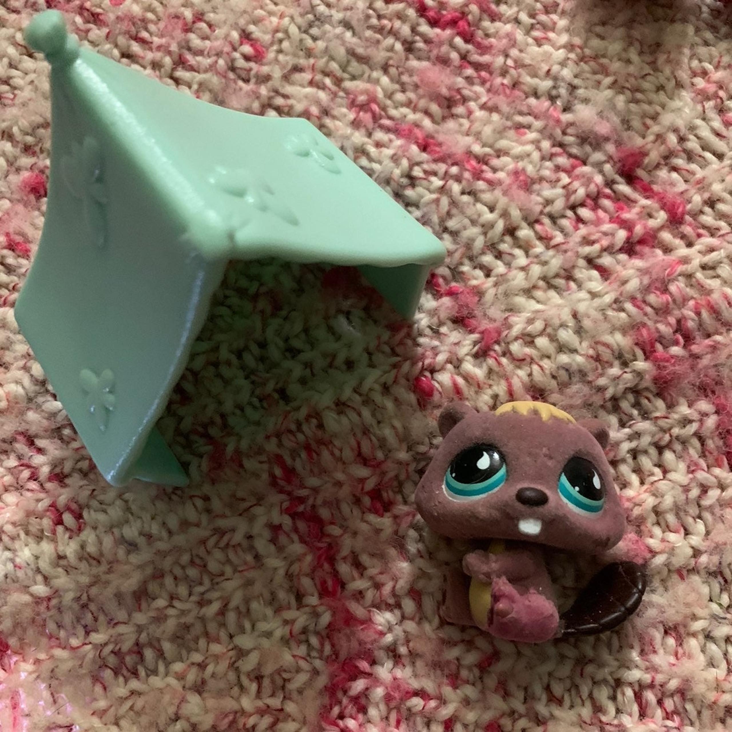 LPS fuzzy Beaver With Tent flaws shown