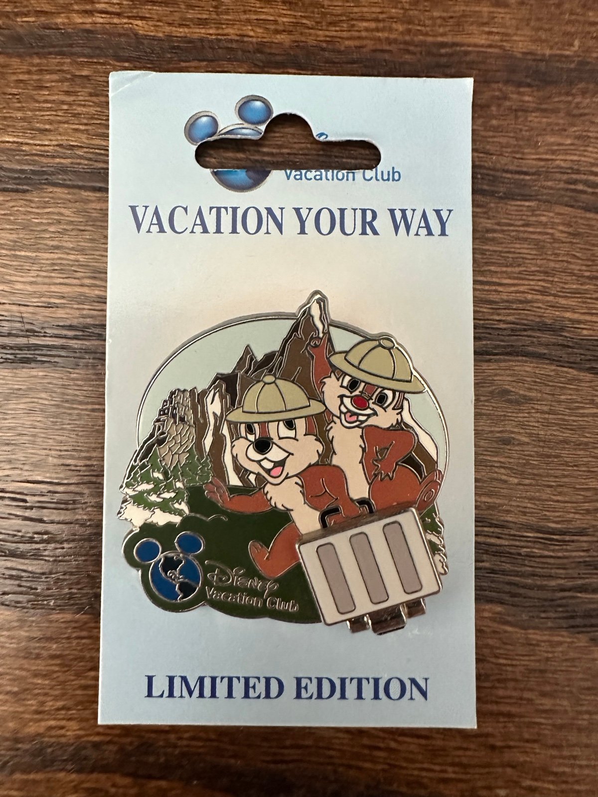 FREE SHIPPING NIP Disney Vacation Club DVC Chip & Dale limited edition LE pin