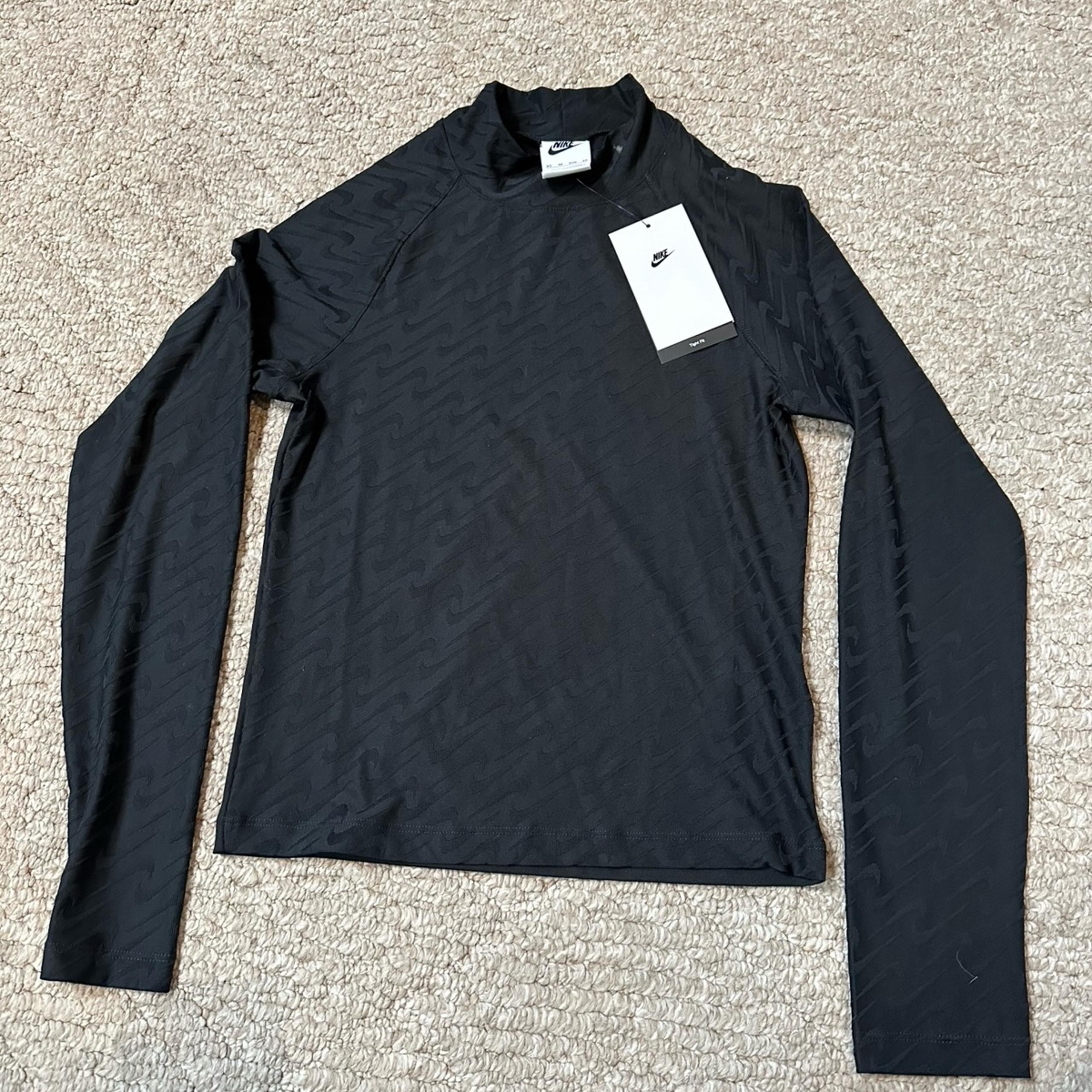 Nike women’s long sleeve tight fit running shirt new