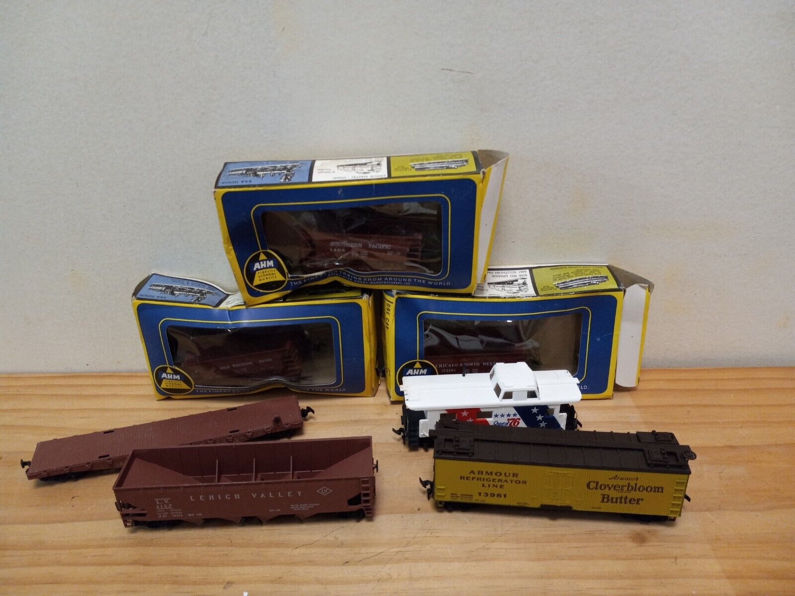 HO Scale 7 Freight Car Lot - Light Use - Good/VG