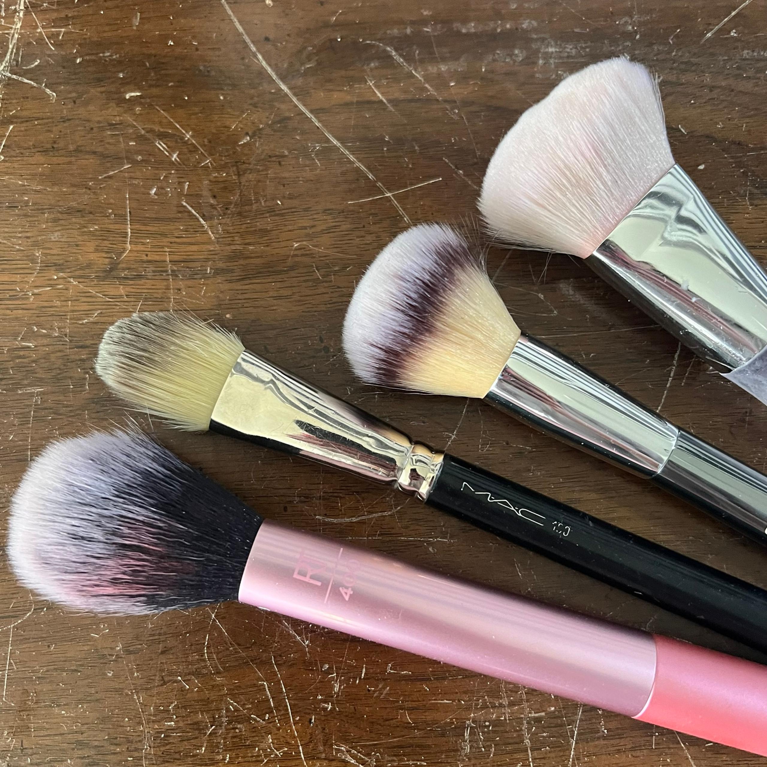Bundle of 4 makeup brushes