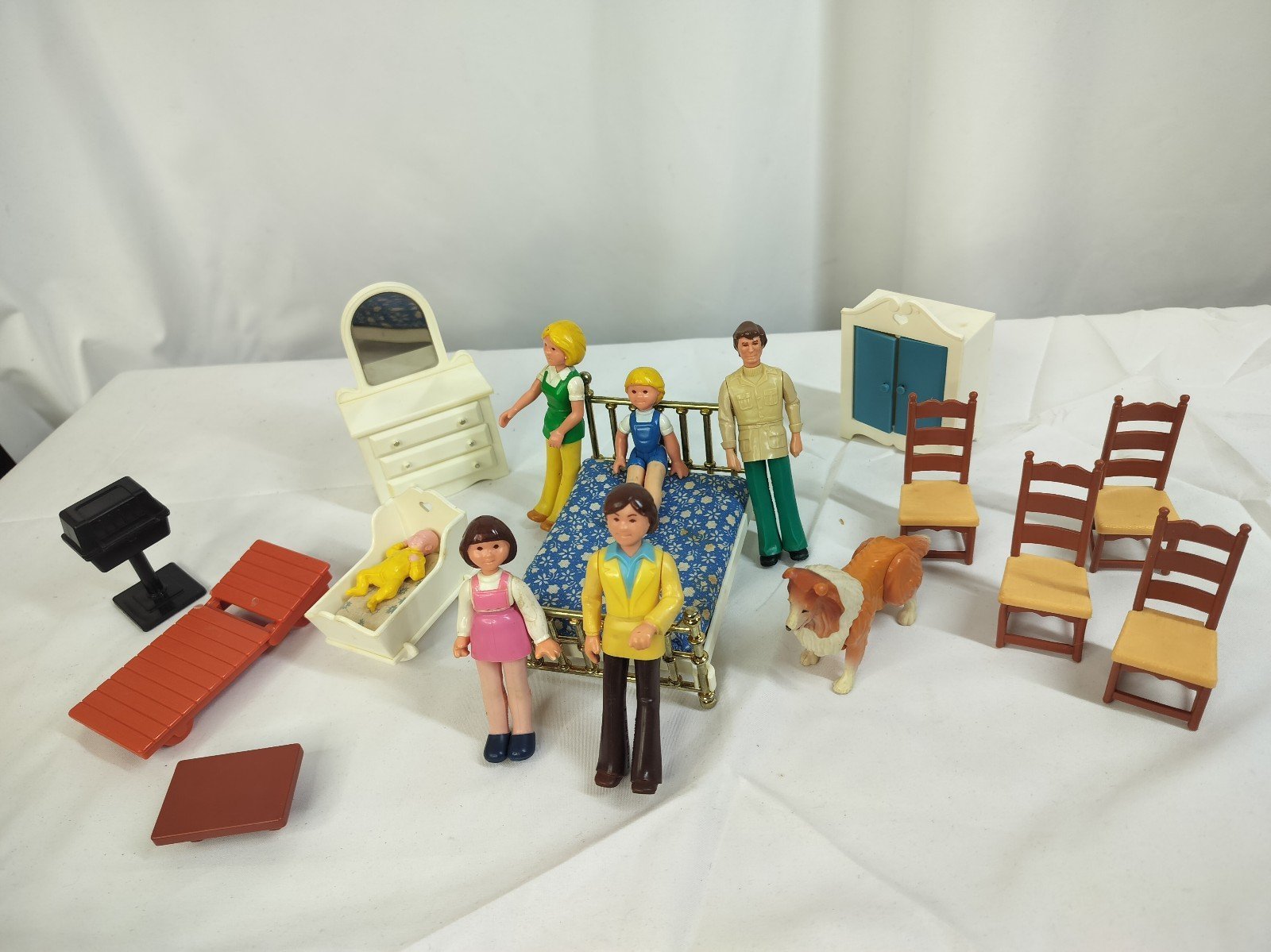 Fisher Price vintage Dollhouse bedroom/outdoor furniture / figures lot