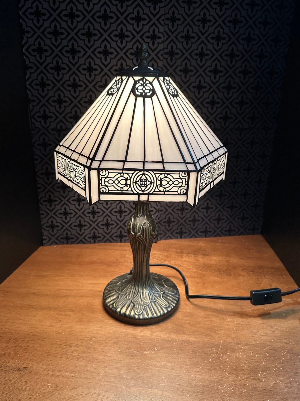 New In Opened Box Tiffany Style Table Lamp White Hexagon Stained Glass H19” W12”