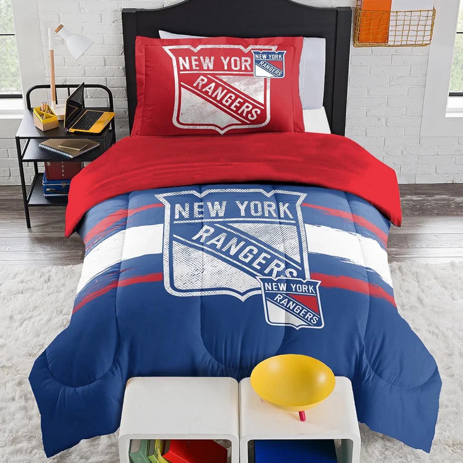 New NYR Comforter and sham set (2) sizes twin or queen