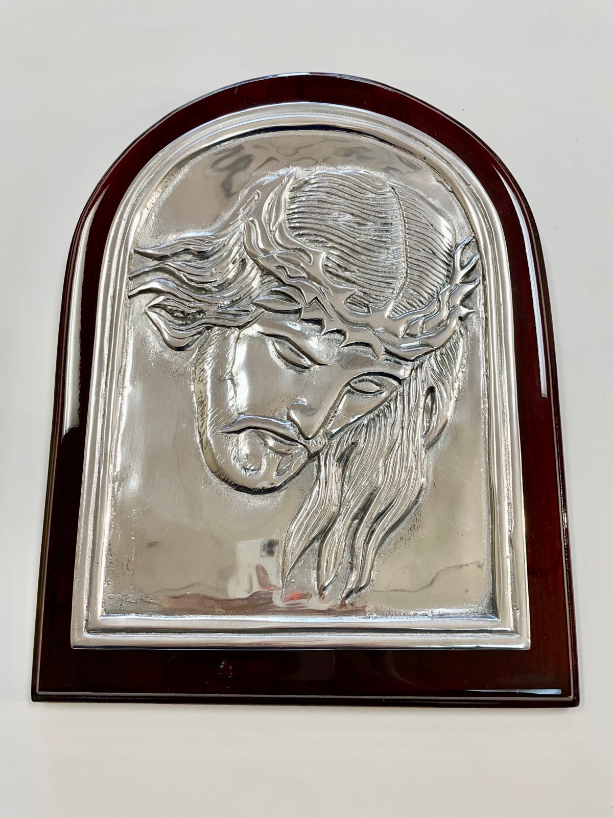 Divino Rostro Jesús Beautiful piece Shiny Metal material on fine glossy wood