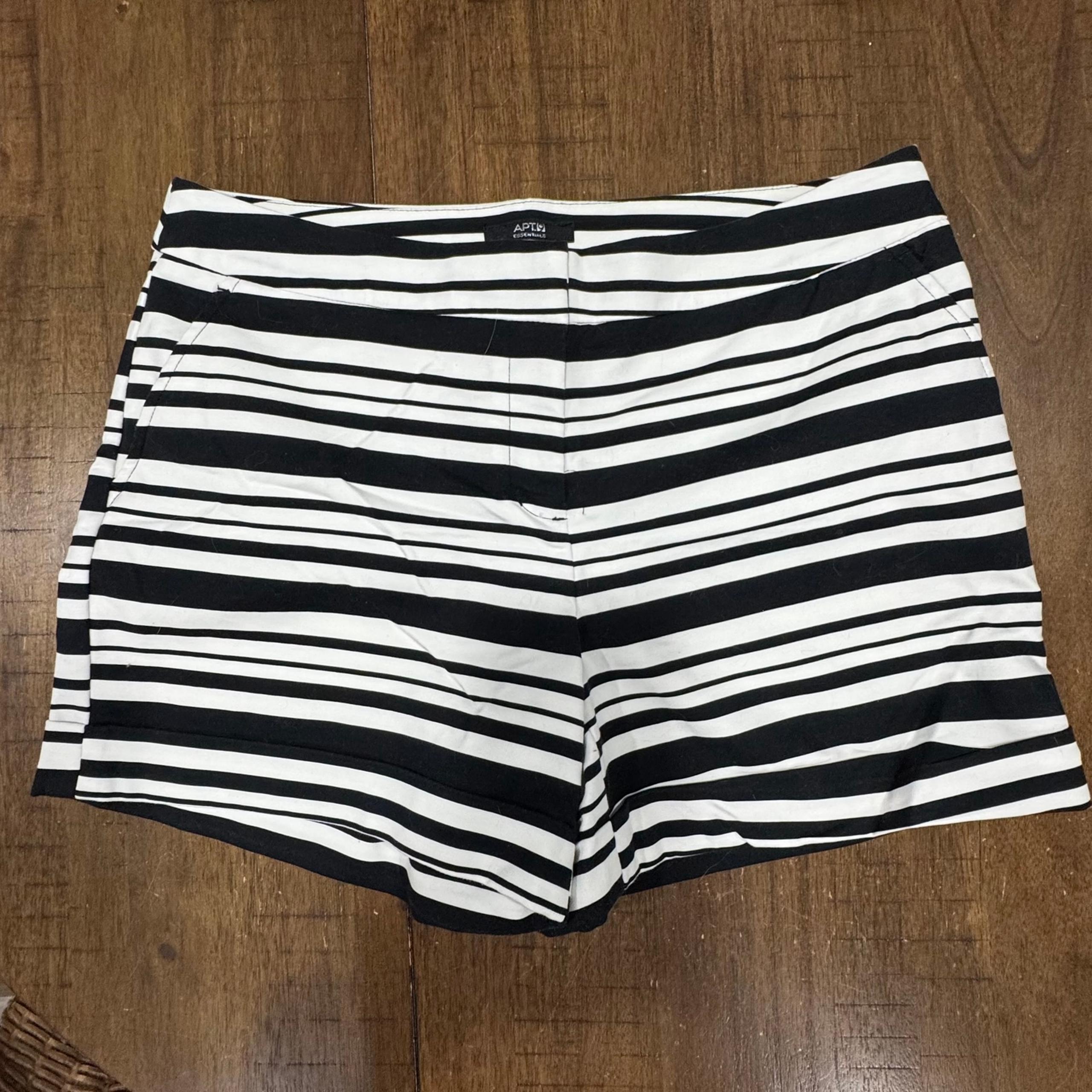 APT 9 Shorts Women’s Sz 12 Midrise Black White Stripes Pockets Stretch EUC!