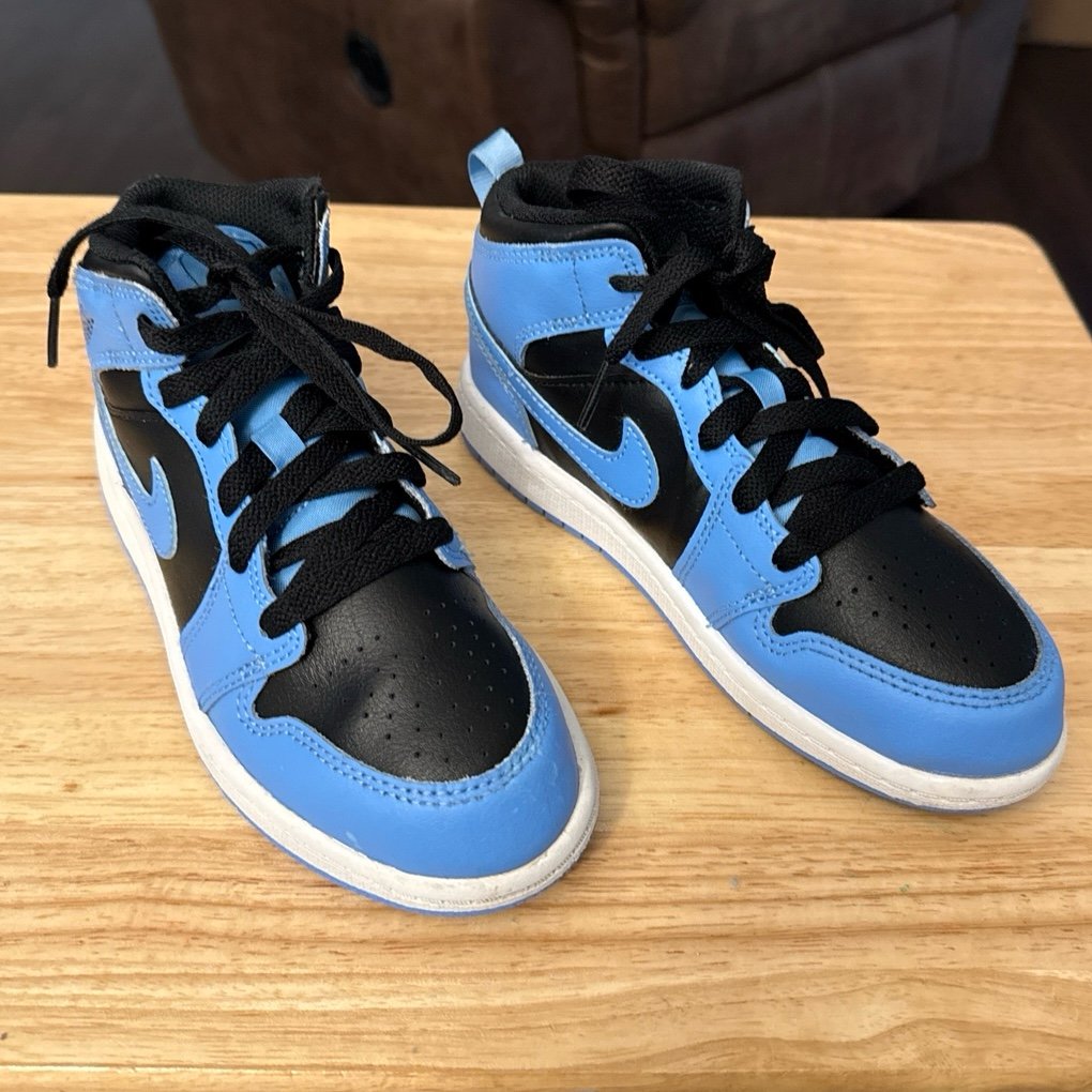 Jordan 1 Mid Preschool Sz 1- University Blue/Black-White EUC