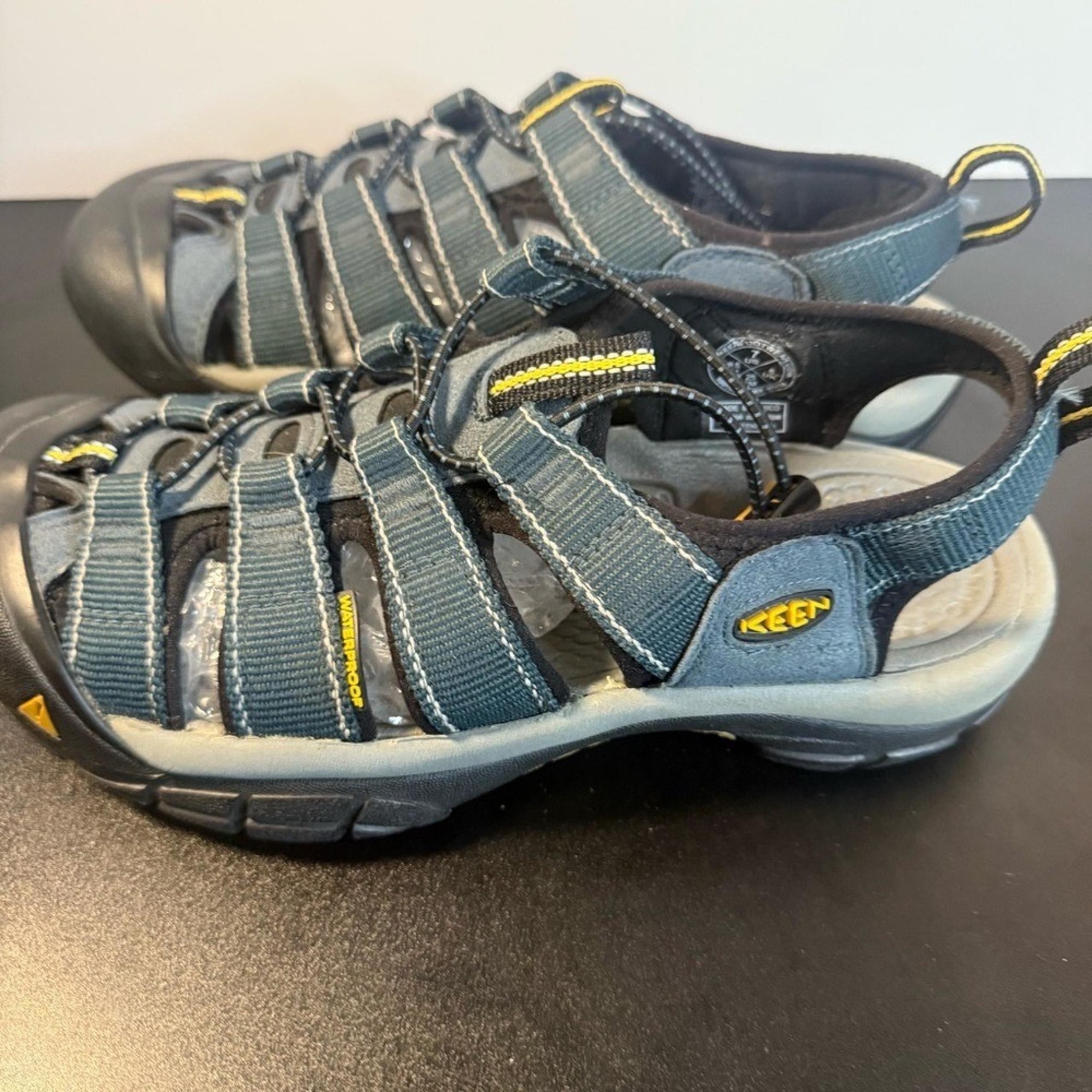 Keen sandals men's 7 Blue Newport H2 Closed Toe water Hiking waterproof