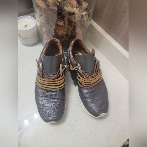 Essetuesse Fringe Sneakers Size 9/38