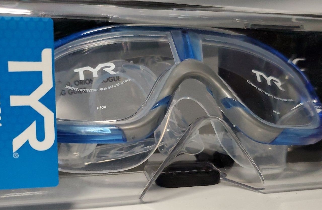 Swimming goggles