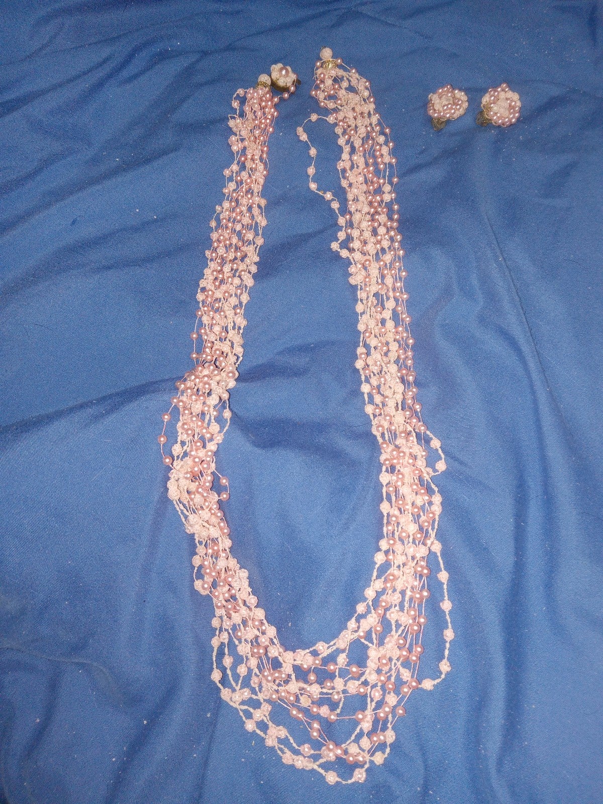 Vintage multi stran pink perl neckless w/matching clip on earings