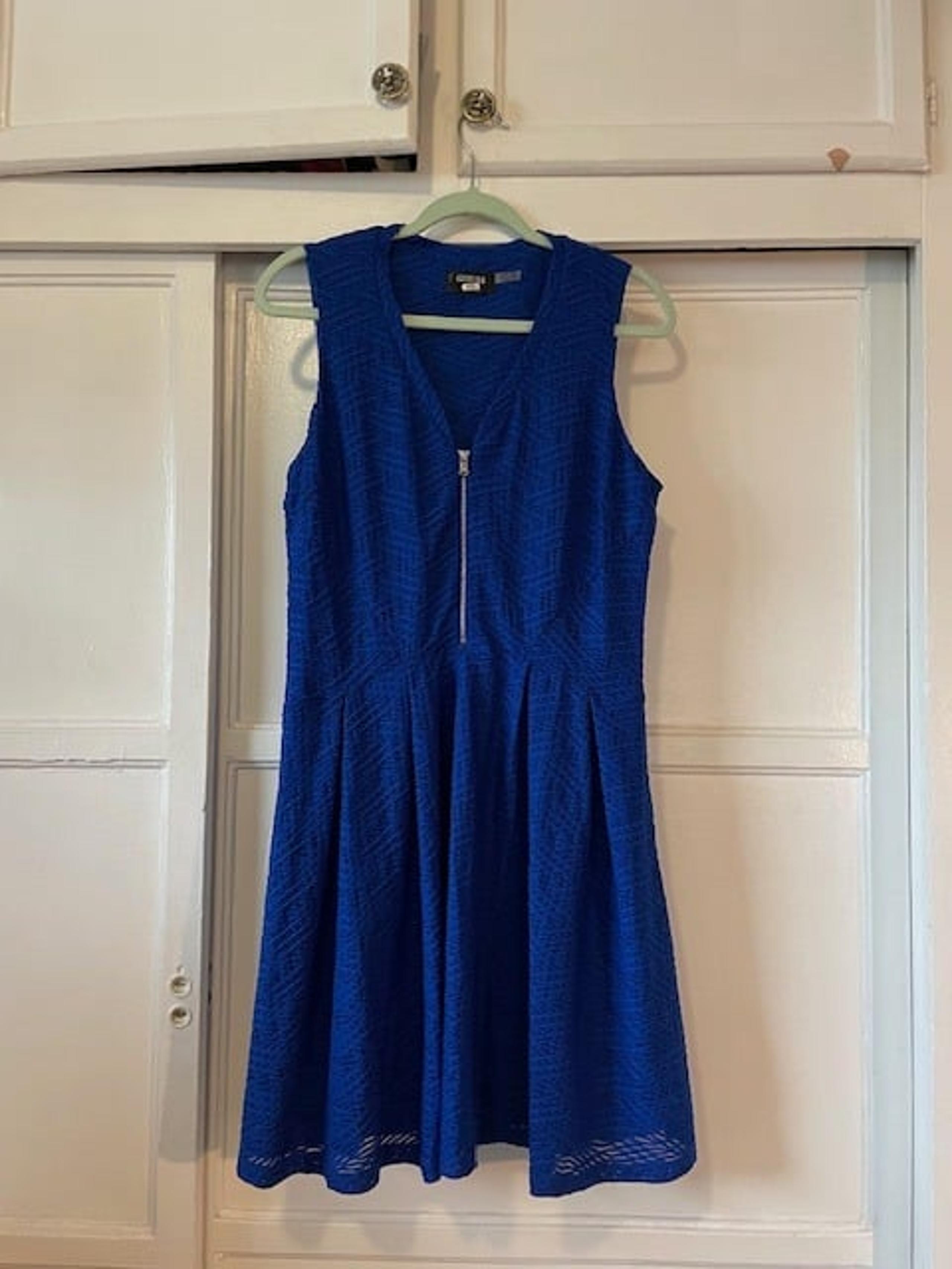 Guess Sleeveless Dress Textured Women's Size Medium V Neck Blue 1/4 Zip