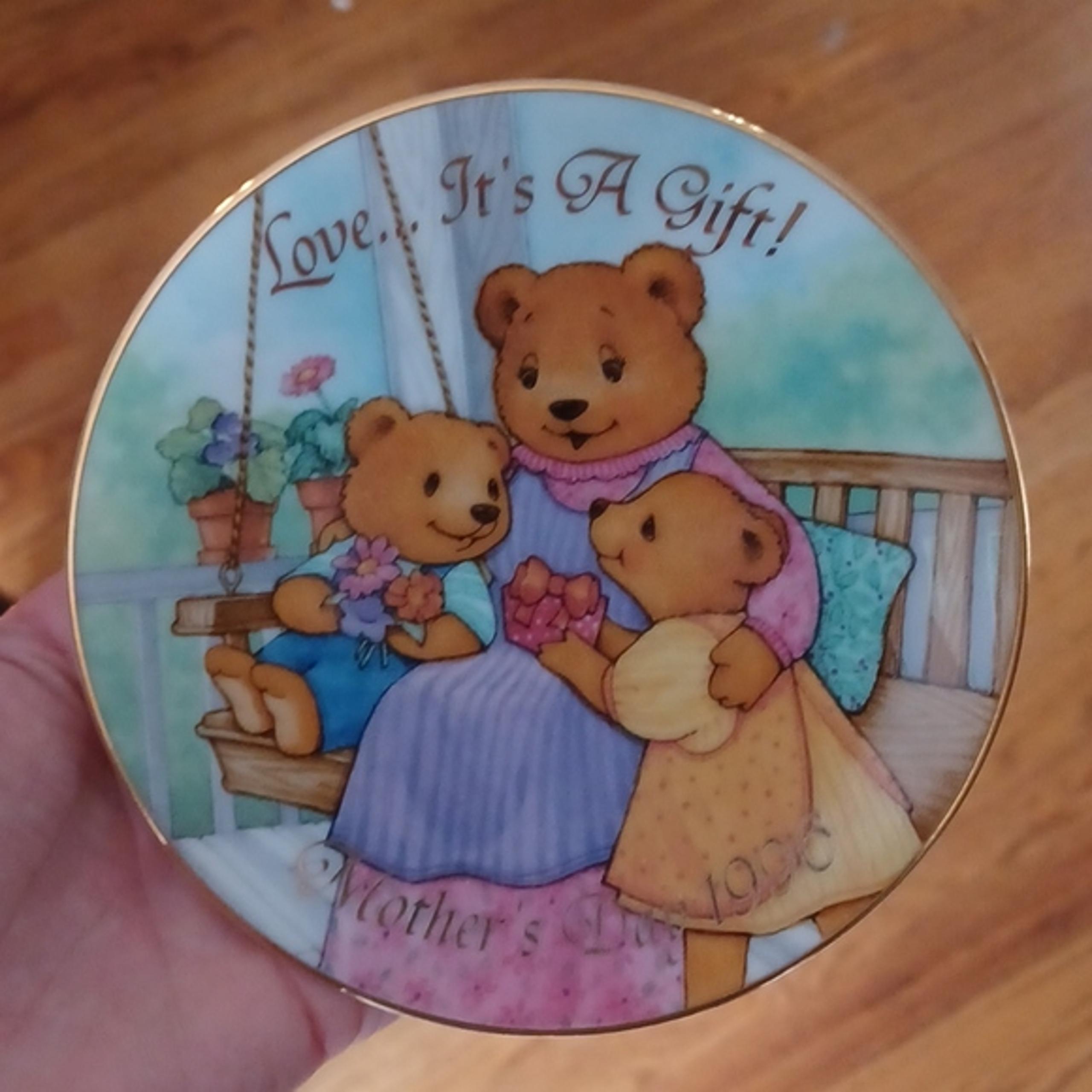 Avon 1996 Mother's Day plate love it's a gift