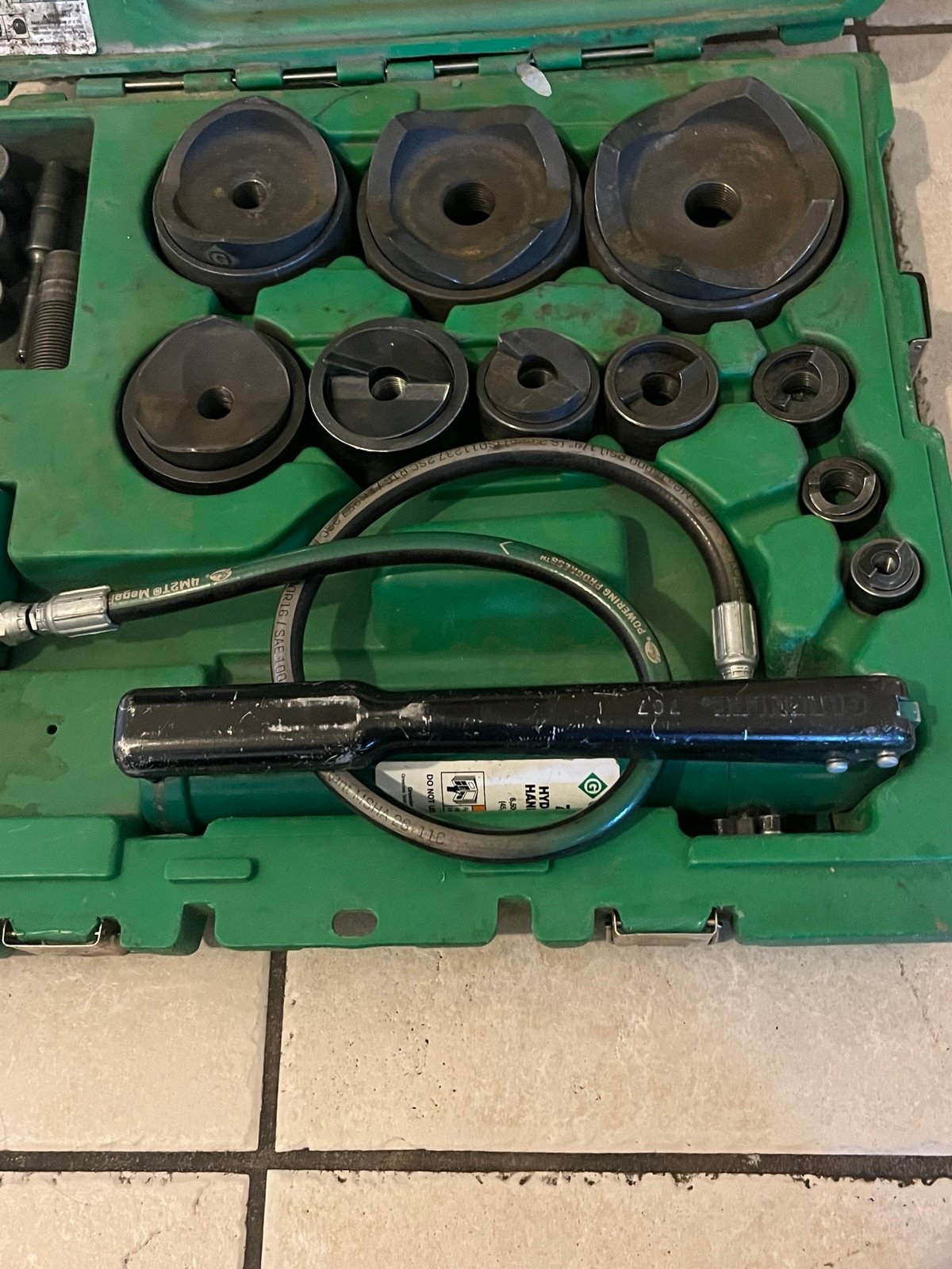 GREENLEE 7310SB Hydraulic Knockout Kit with Hand Pump and Slug-Buster 1/2 - 4