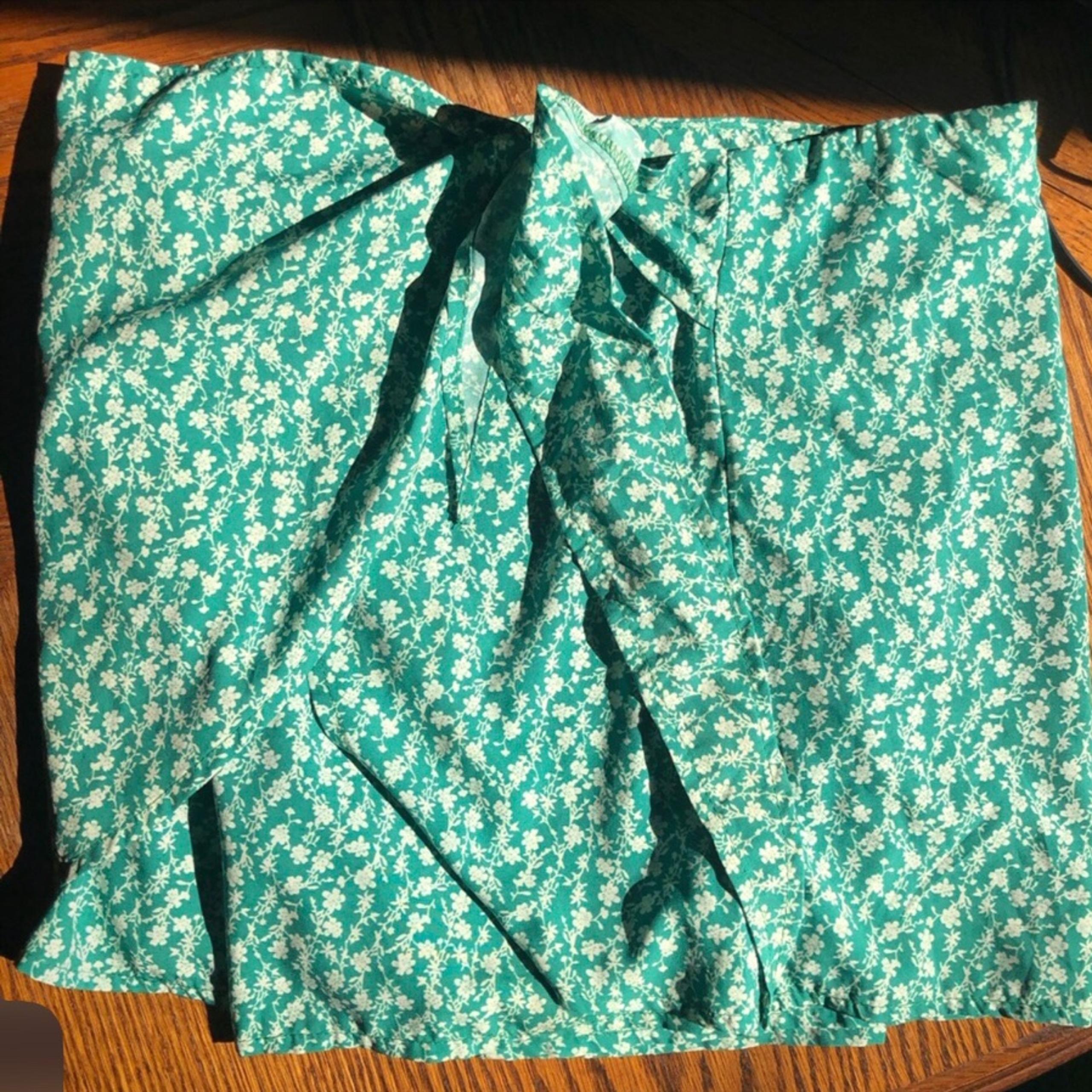Pink lily shorts Sz. S  Green and white floral print