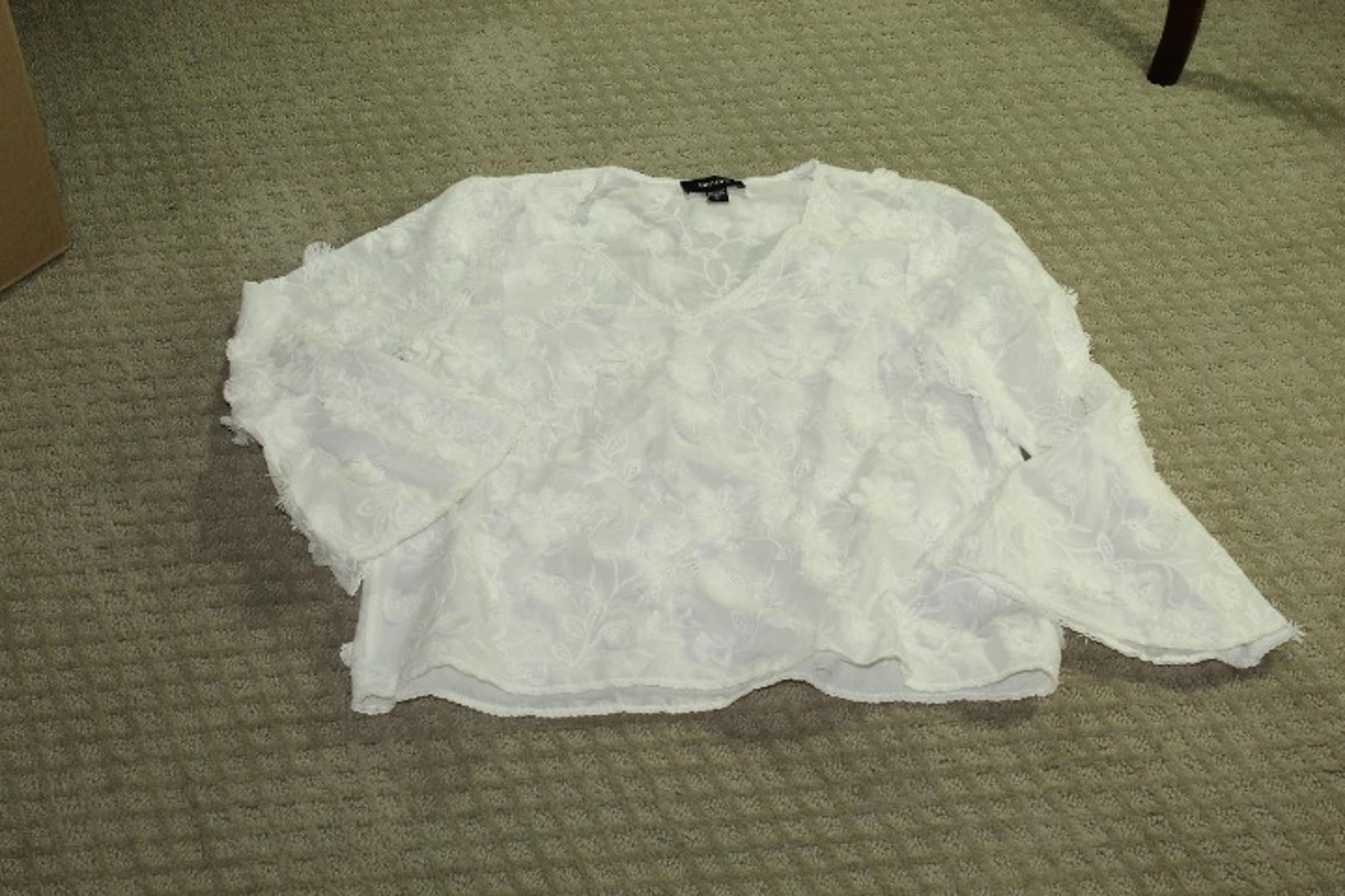 NWOT Karen Kane Size L White V-Neck Embroidered Fringe Flower Blouse