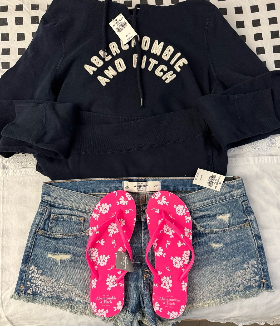 Sweatshirt Large, Shorts W30/10, Flip-Flop 7/8 small by Abercrombie & Fitch