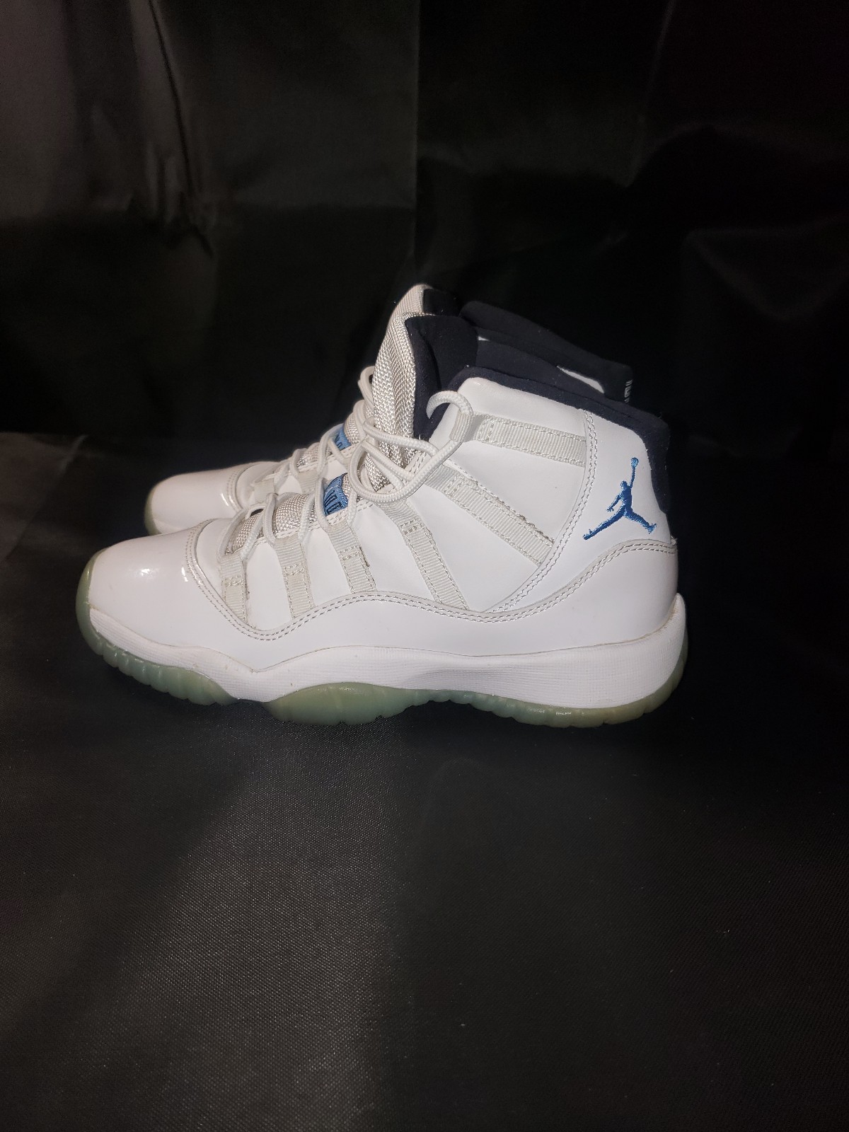 Jordan 11 Retro High Legend Blue size 4.5 Y / Women's 6