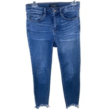 Judy Blue Los Angeles Shark Bite Hem Women's 3/26 Cropped Jeans Medium Wash