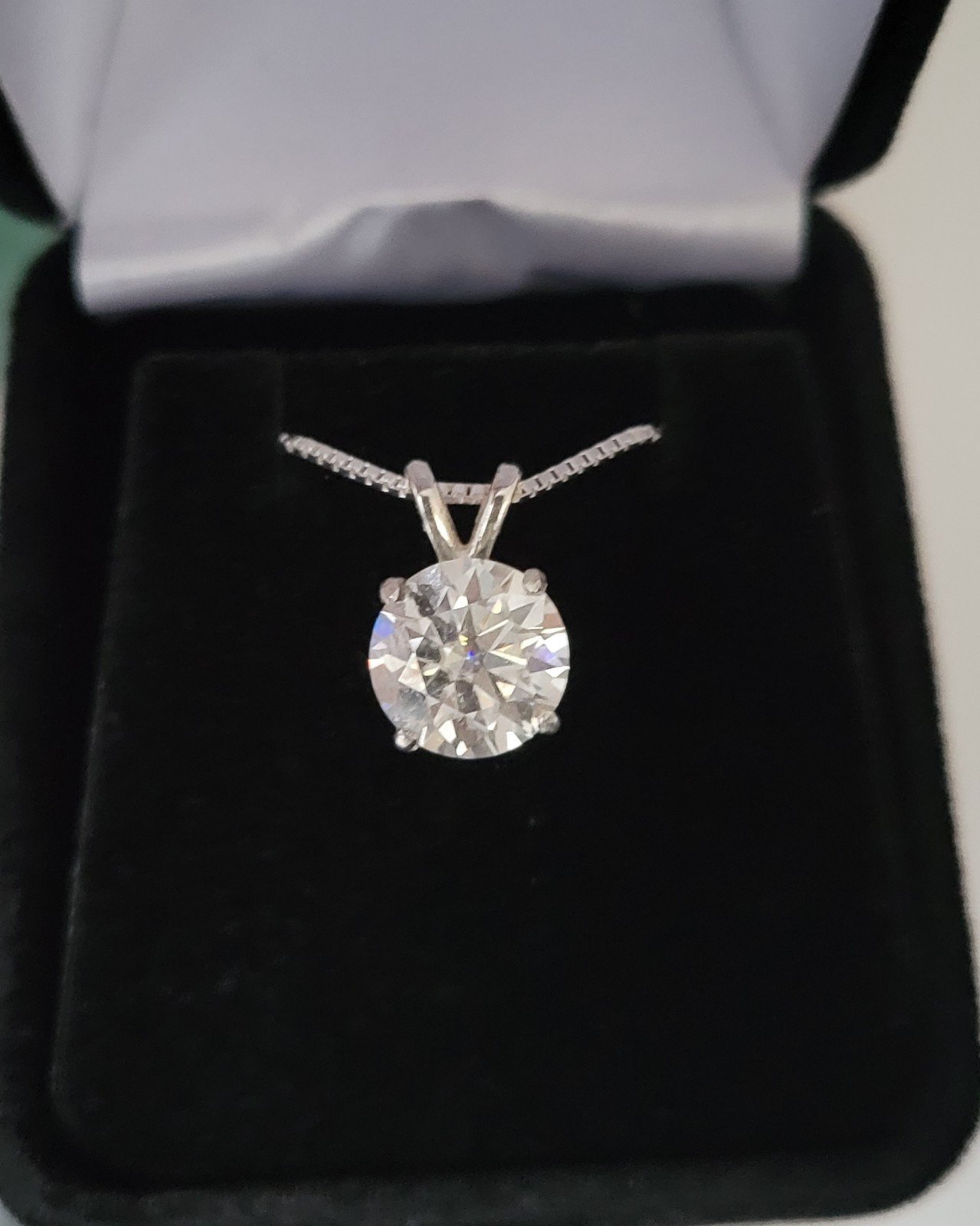 New 3ct Beautiful Moissanite Pendant with a chain