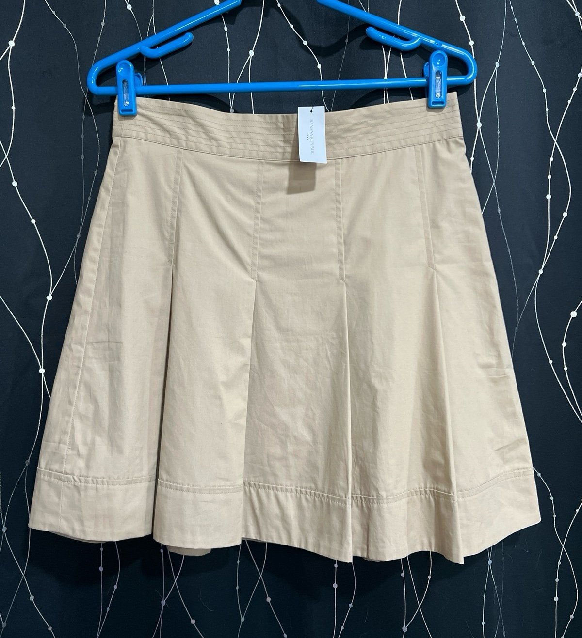 NWT Banana Republic Khaki Pleated Skirt Size 4