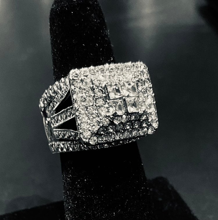New magnificent diamond ring