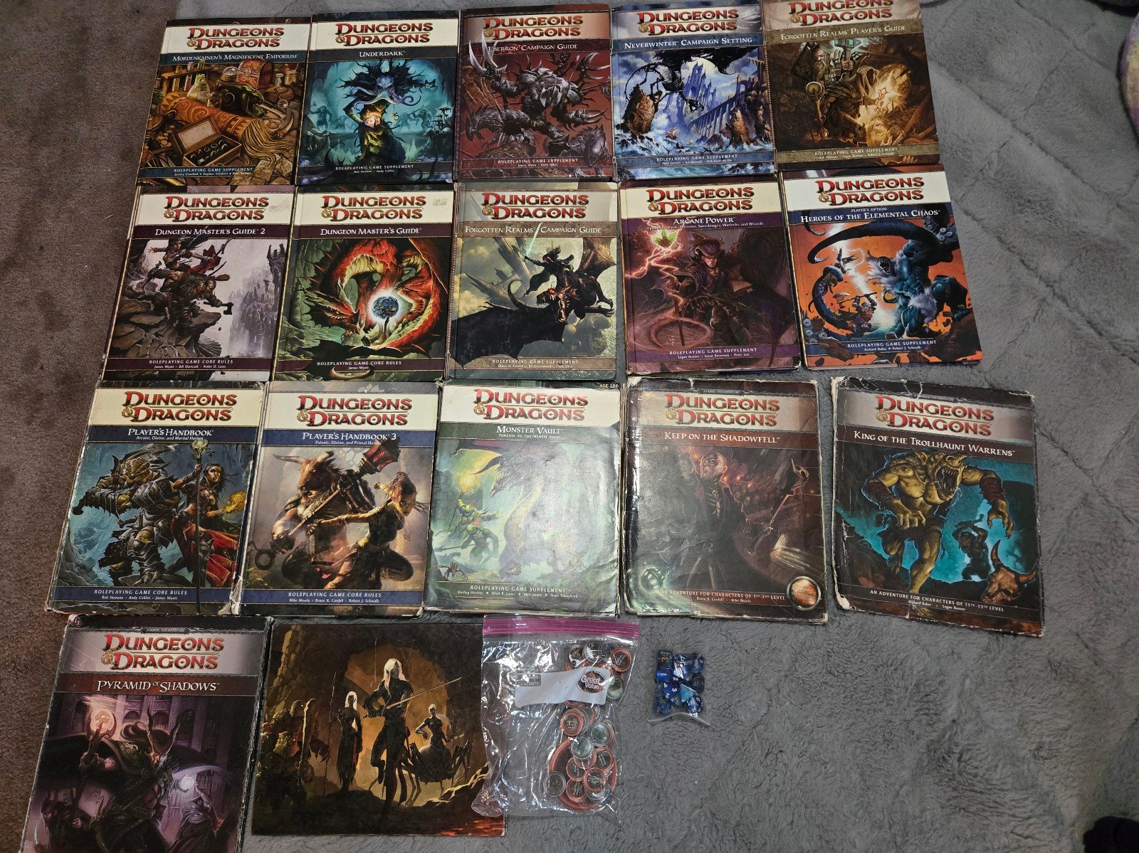 Dungeons and Dragons 4e books + 2 sets of dice