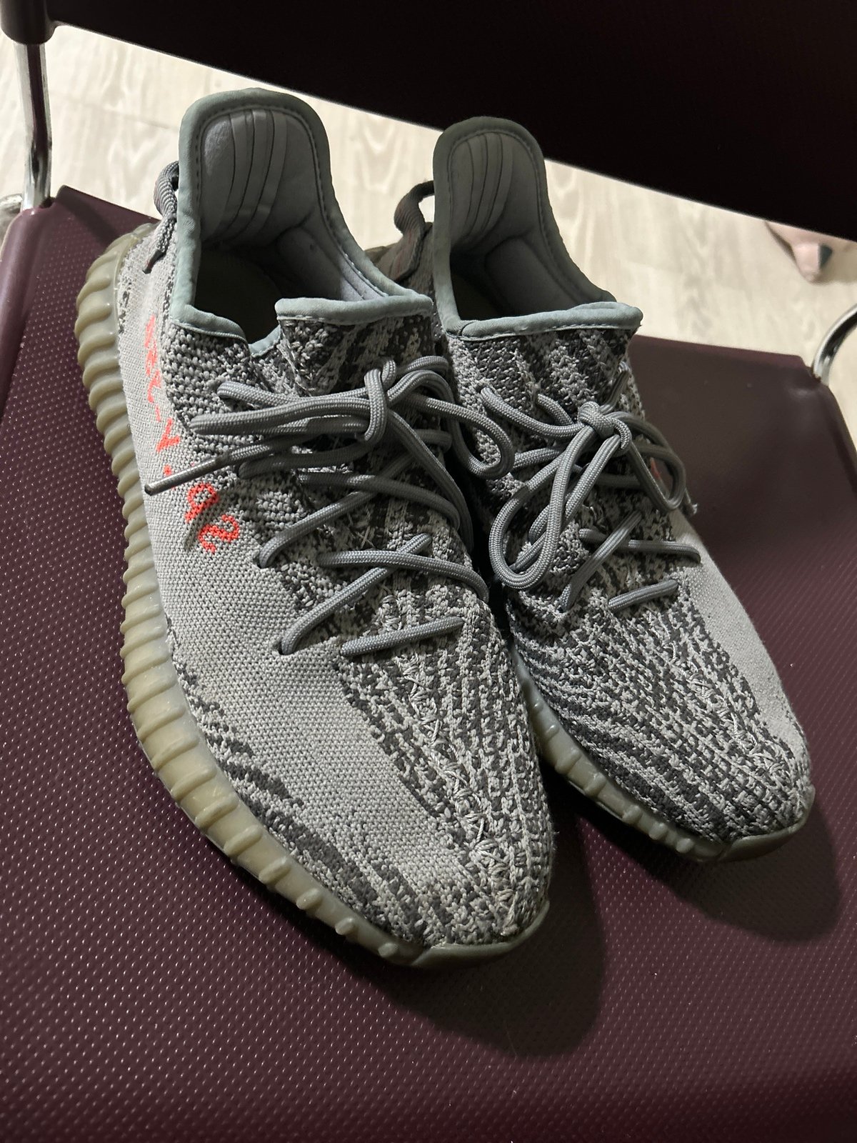 Yeezy 10,5 gently worn comfortable sneakers grey and red Yeezy sneakers