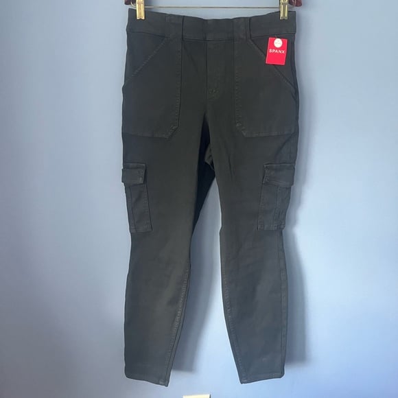 Spanx Stretch Twill Ankle Cargo Pant in Washed Black XLP