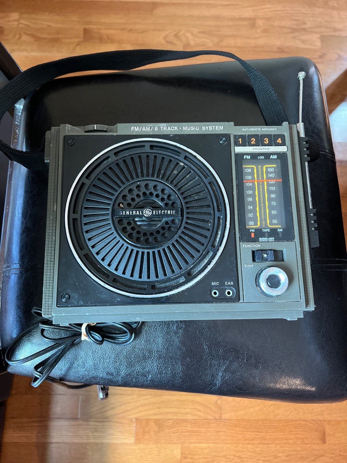Vintage GE FM/AM 8 TRACK MUISC SYSTEM