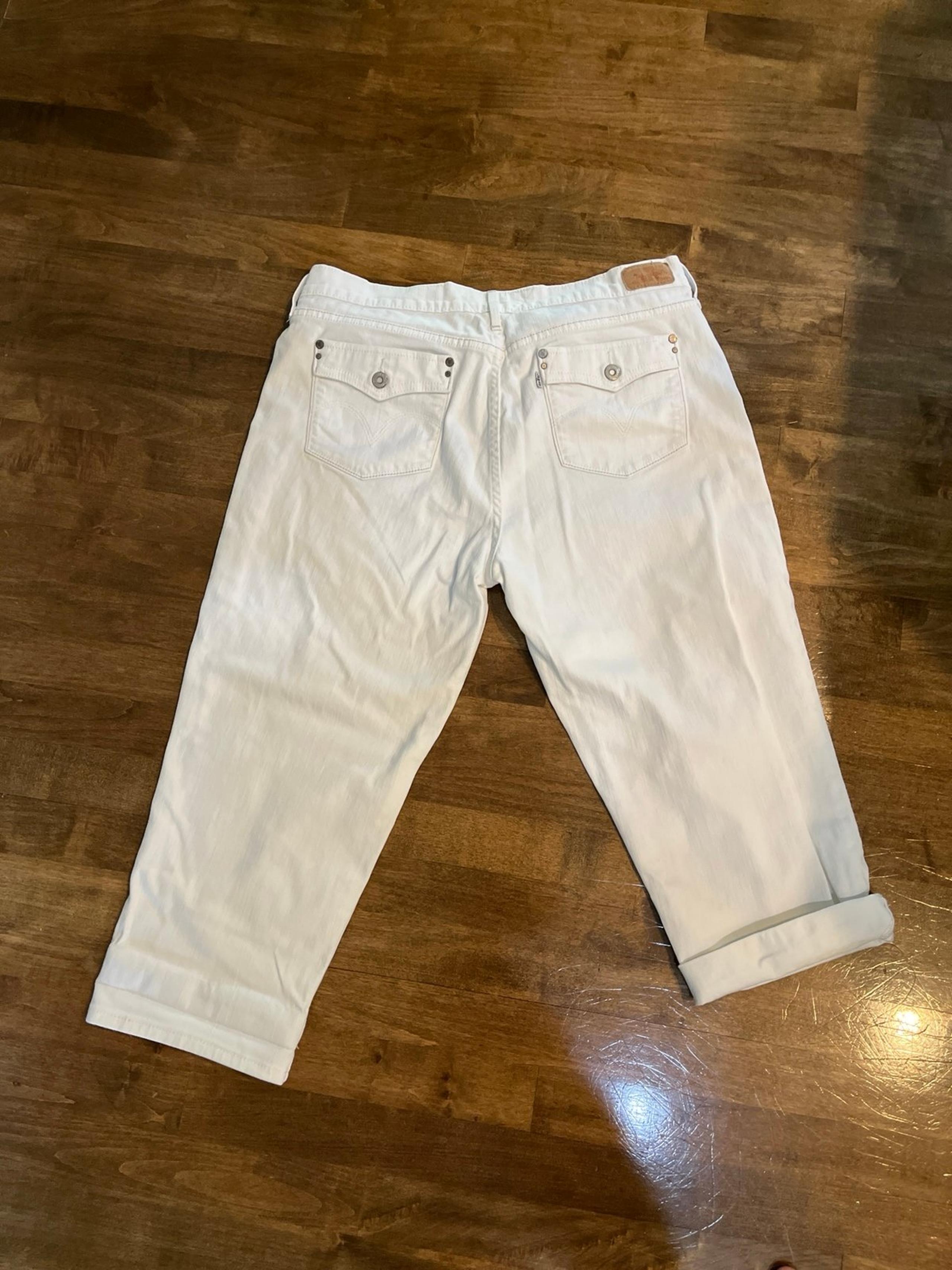 Women’s white Levi’s cropped jeans