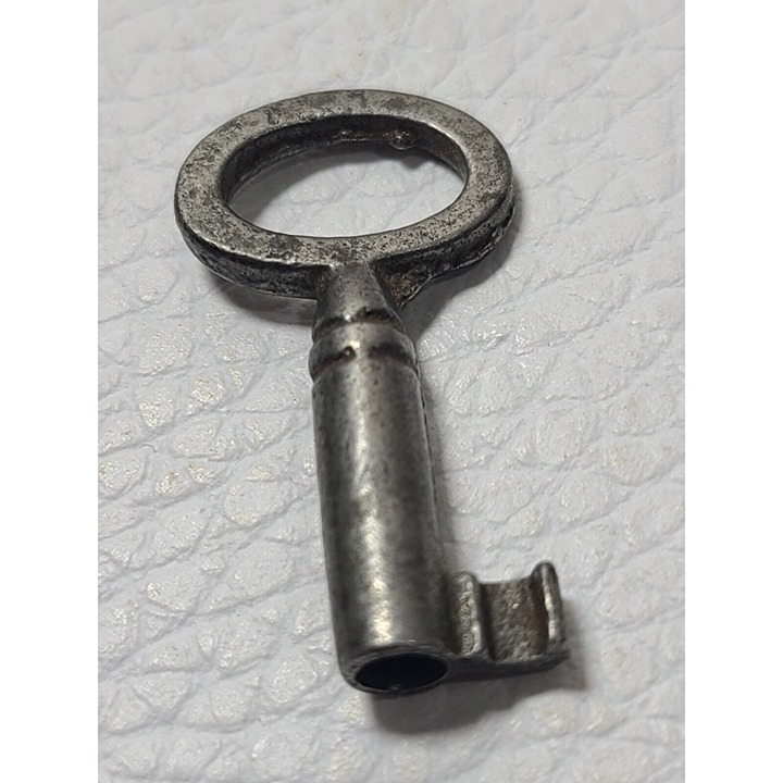 Vintage Mini Skeleton Key 1.25 Single Tooth Silvertone Steampunk Oval Hole HTF