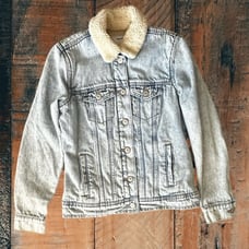 NWOT Old Navy SUE SHERPA JEAN Denim JACKET Blue Acid Wash Cream Women’s Size XS.