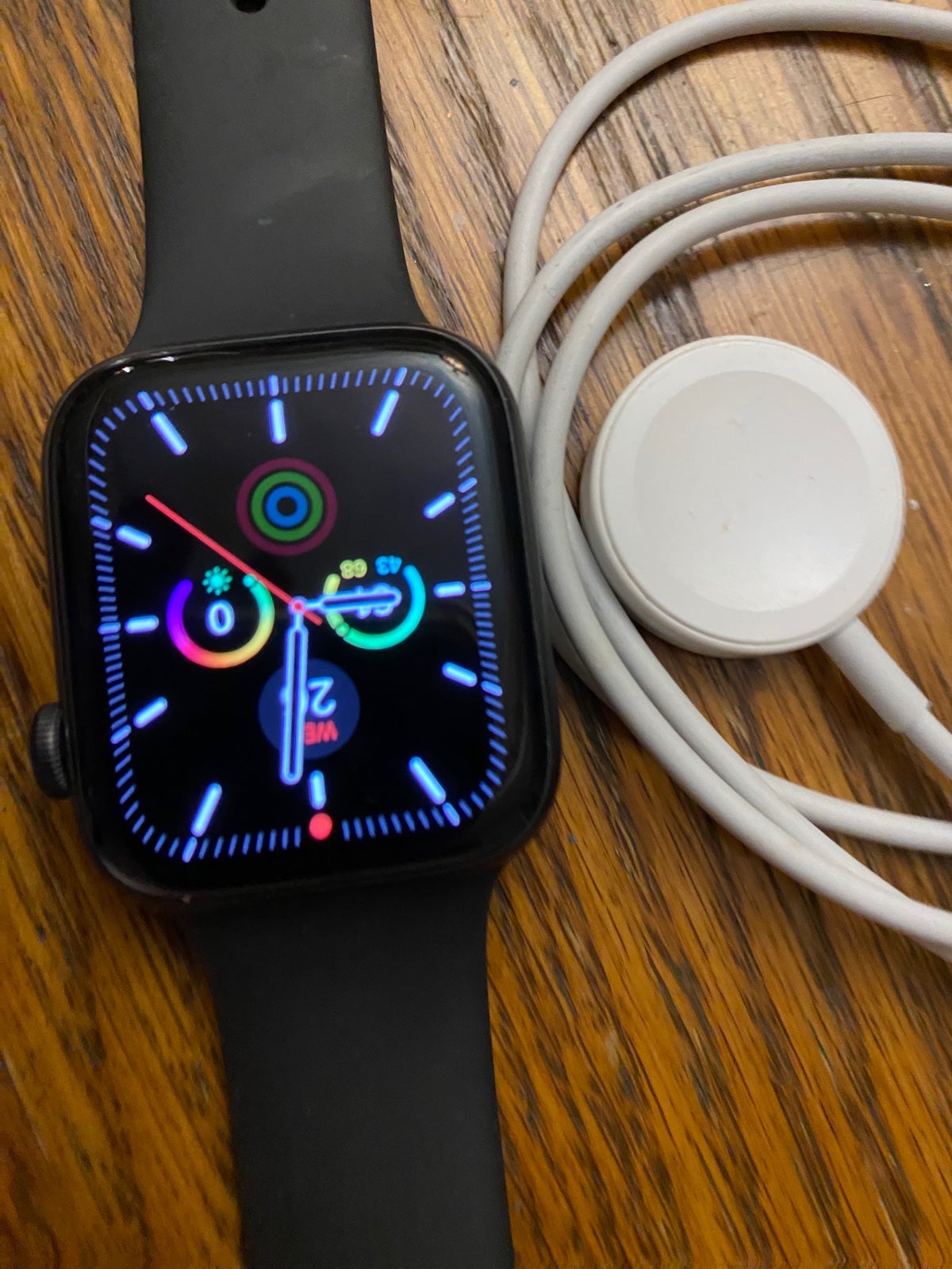 Apple SE Black 44mm Smart Watch with charger