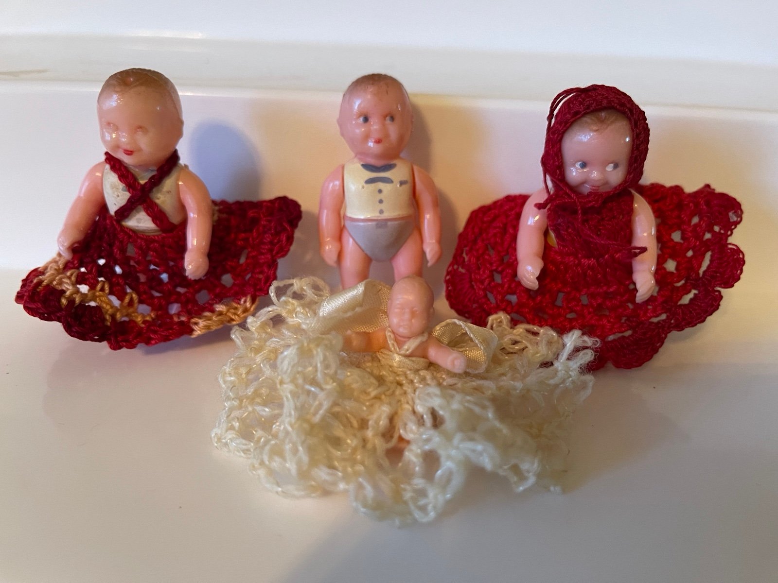 Vintage LOT 4 RENWAL Baby Doll Jointed Arm Legs Dollhouse Figure Crochet Dress