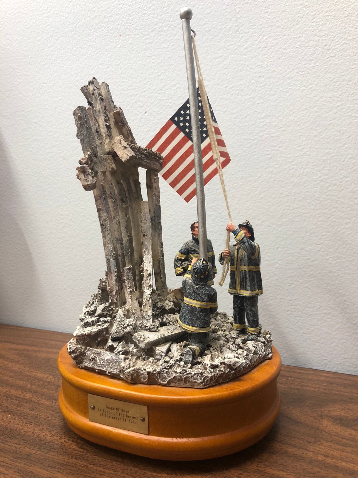 Vanmark 9/11 Heros Red Hats Courage Image Of Hope Musical Box Figure Spangled