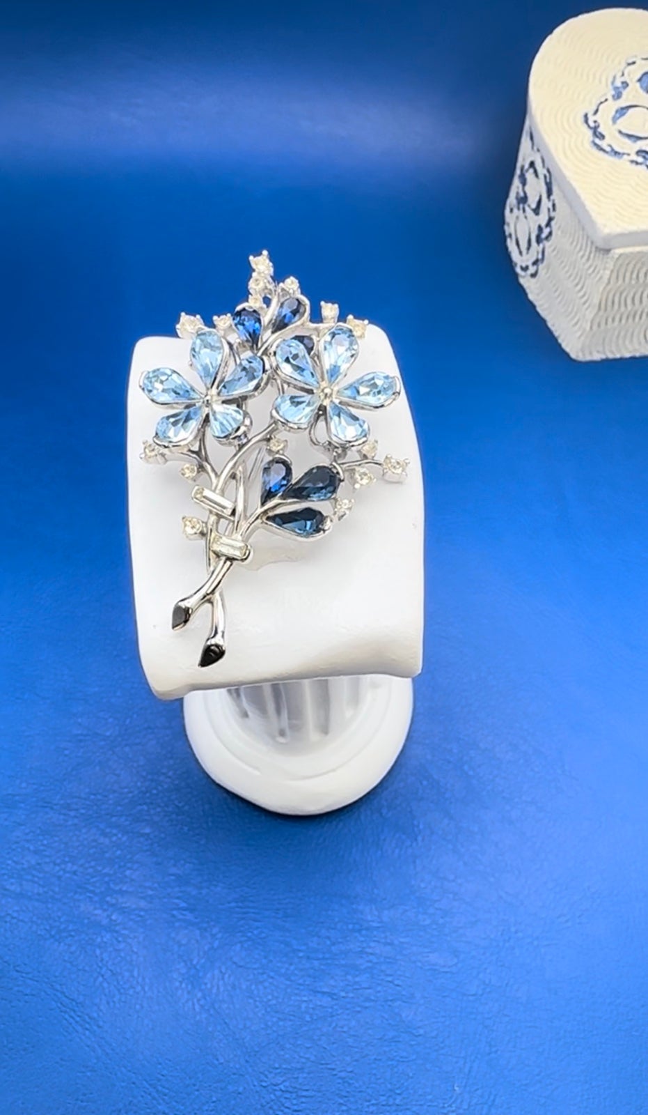 BROOCH Stunning signed Regency sparklinblue brooch you will love!