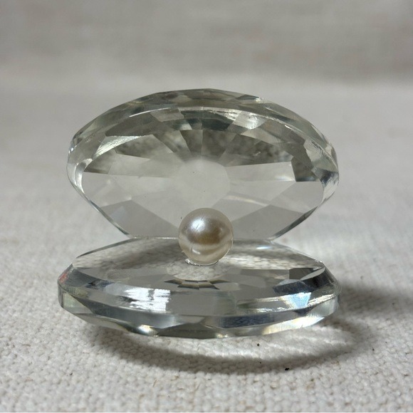 Swarovski Crystal Clam Shell with Pearl