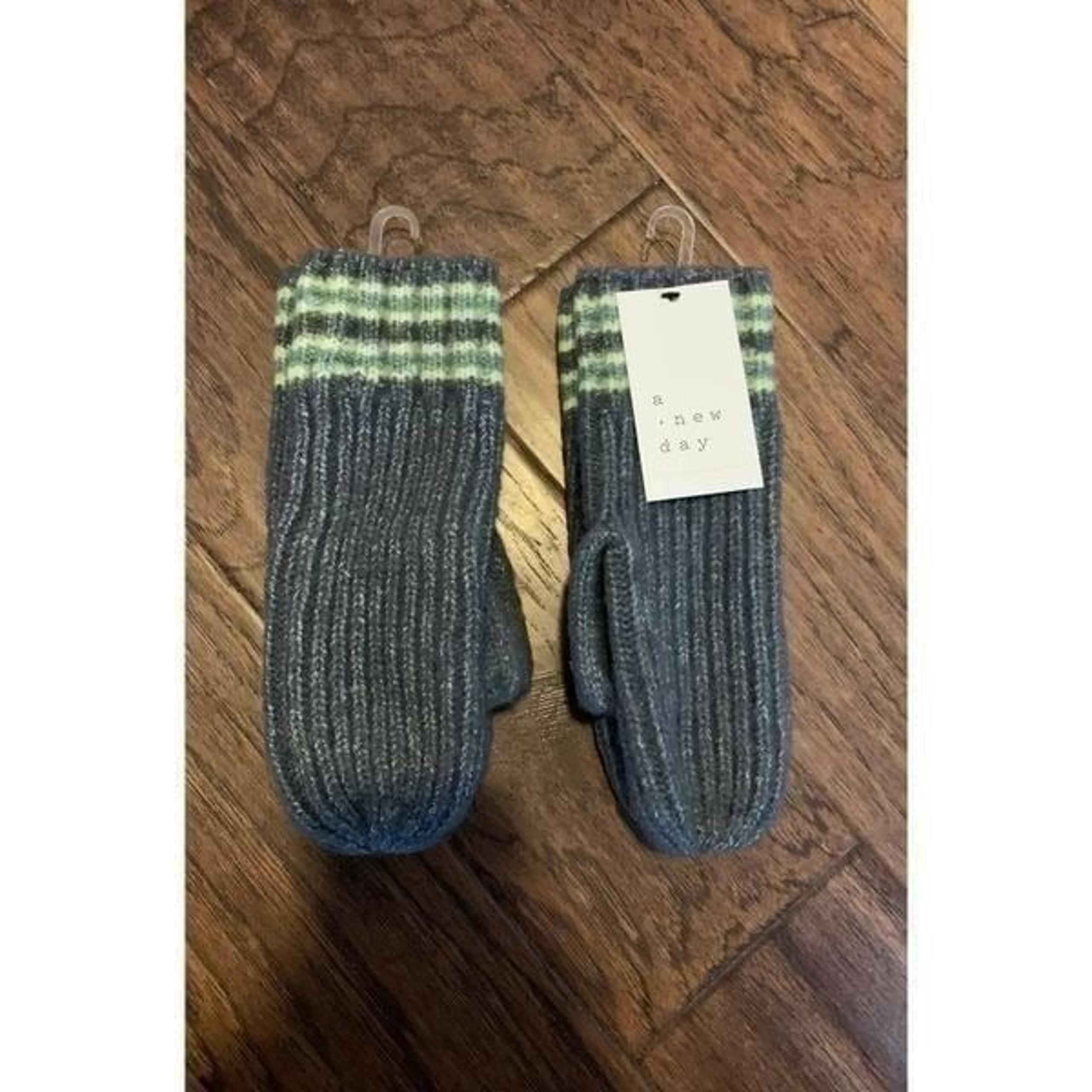 NWT Ladies Mittens.