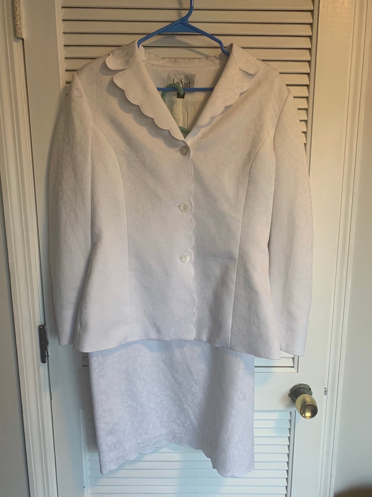 Le Suit women’s white 2 piece skirt suit scalloped trim size 10