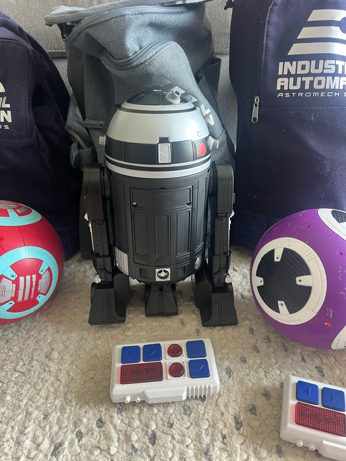 Star Wars Galaxy's Edge Build A Droid Depot Black/Silver Astromech R2 Disneyland
