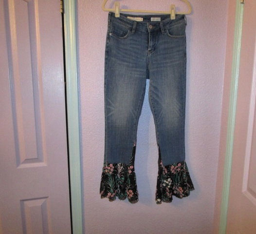 Anthropologie Pilcro EMBROIDERED Bell Bottom Size 26 JEANS Boyfriend FLARE Denim
