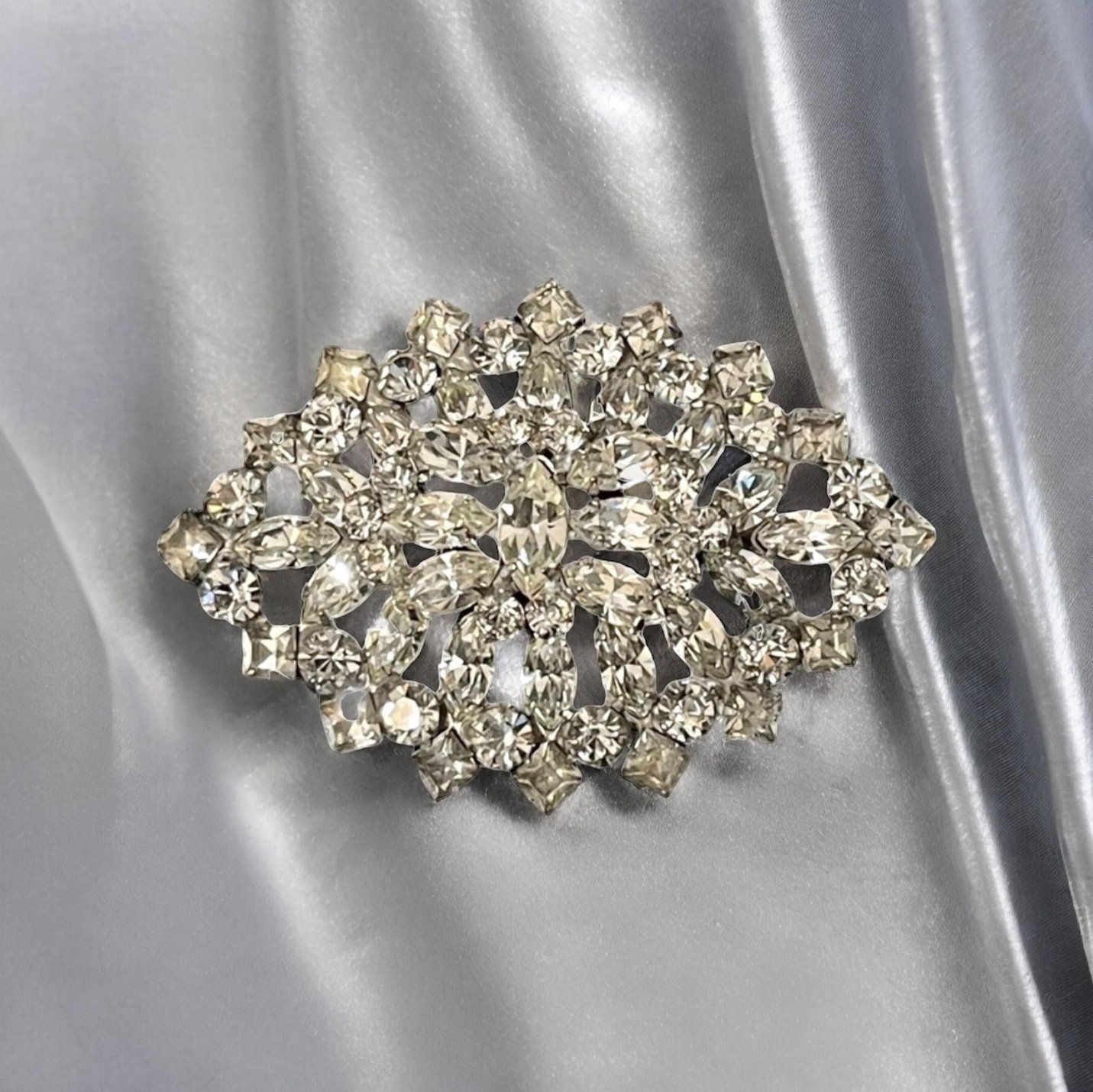 Rare Vintage Clear Sparkling Crystal Brooch Rhinestone Oval Brooch Jewelry