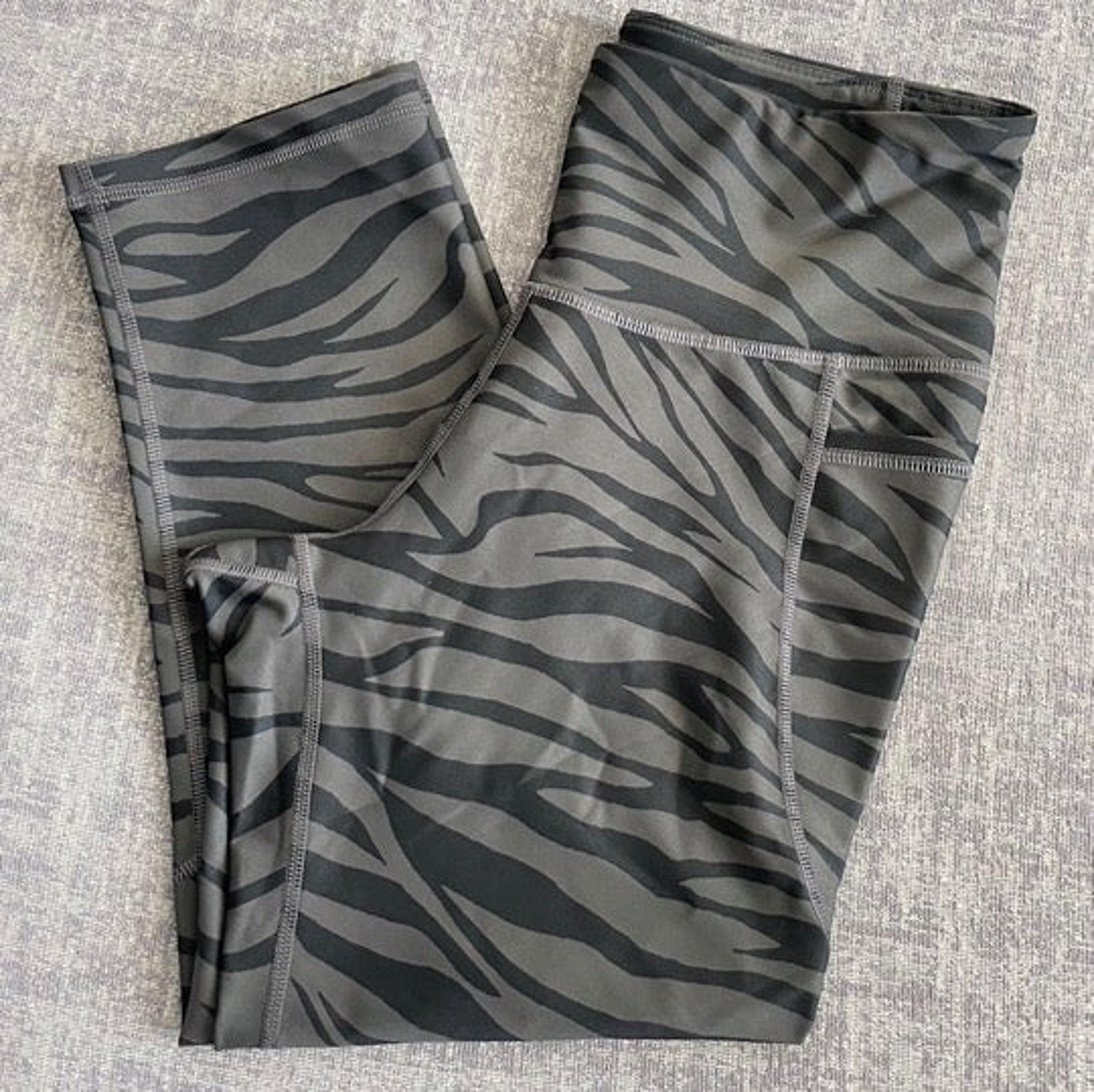 Old Navy High-waisted Crop PowerSoft Leggings - Womens - Black/Grey Zebra - Sz L