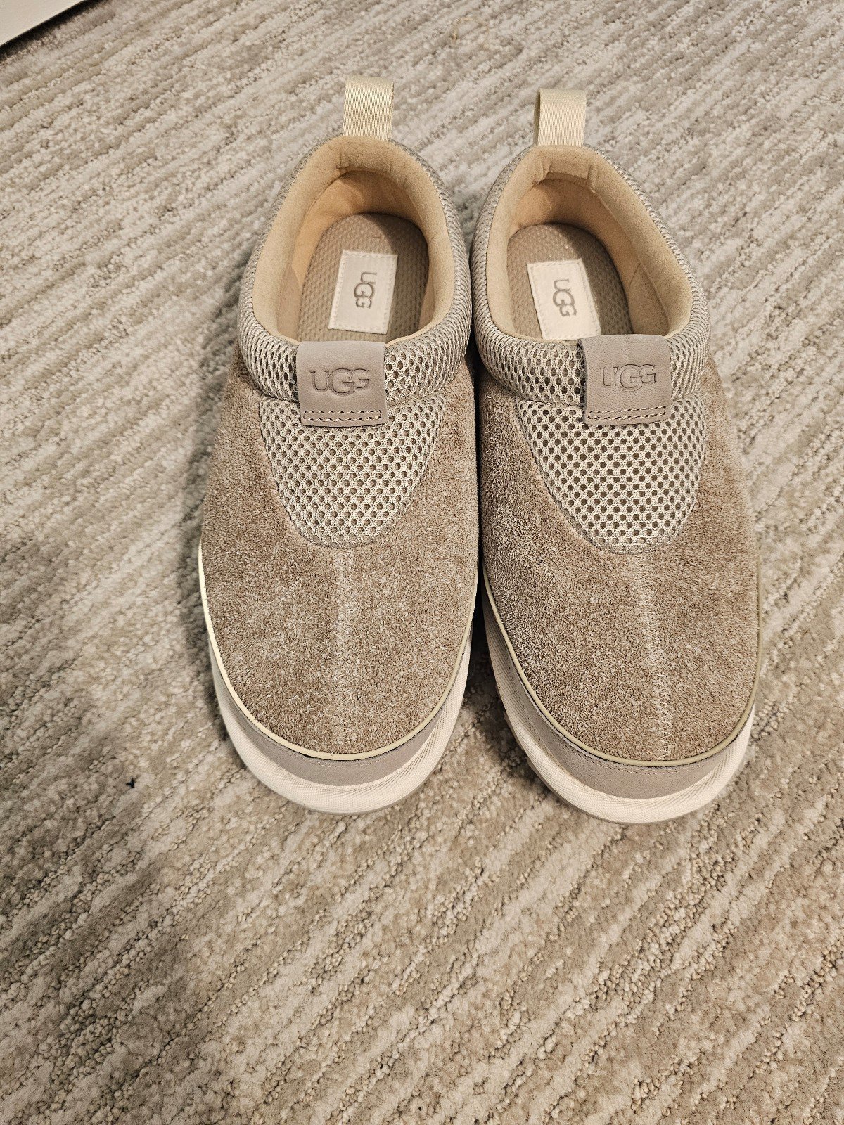 UNISEX TAZMAN UGG SLIPPERS, SIZE 9.