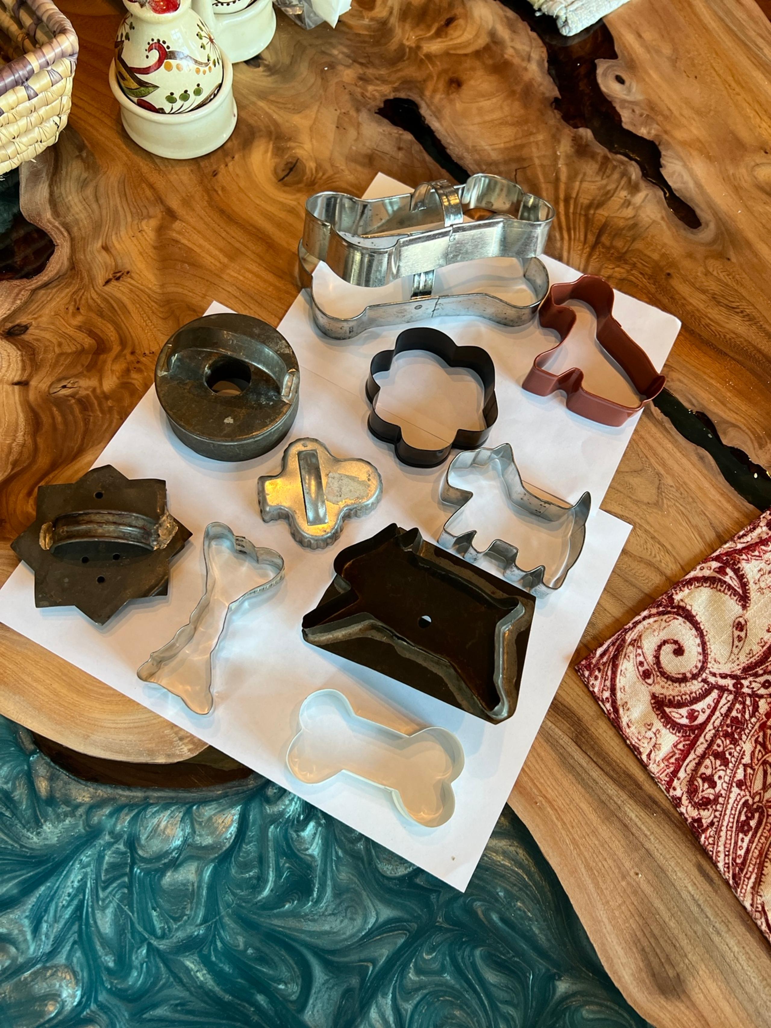 VINTAGE METAL COOKIE CUTTERS (11)