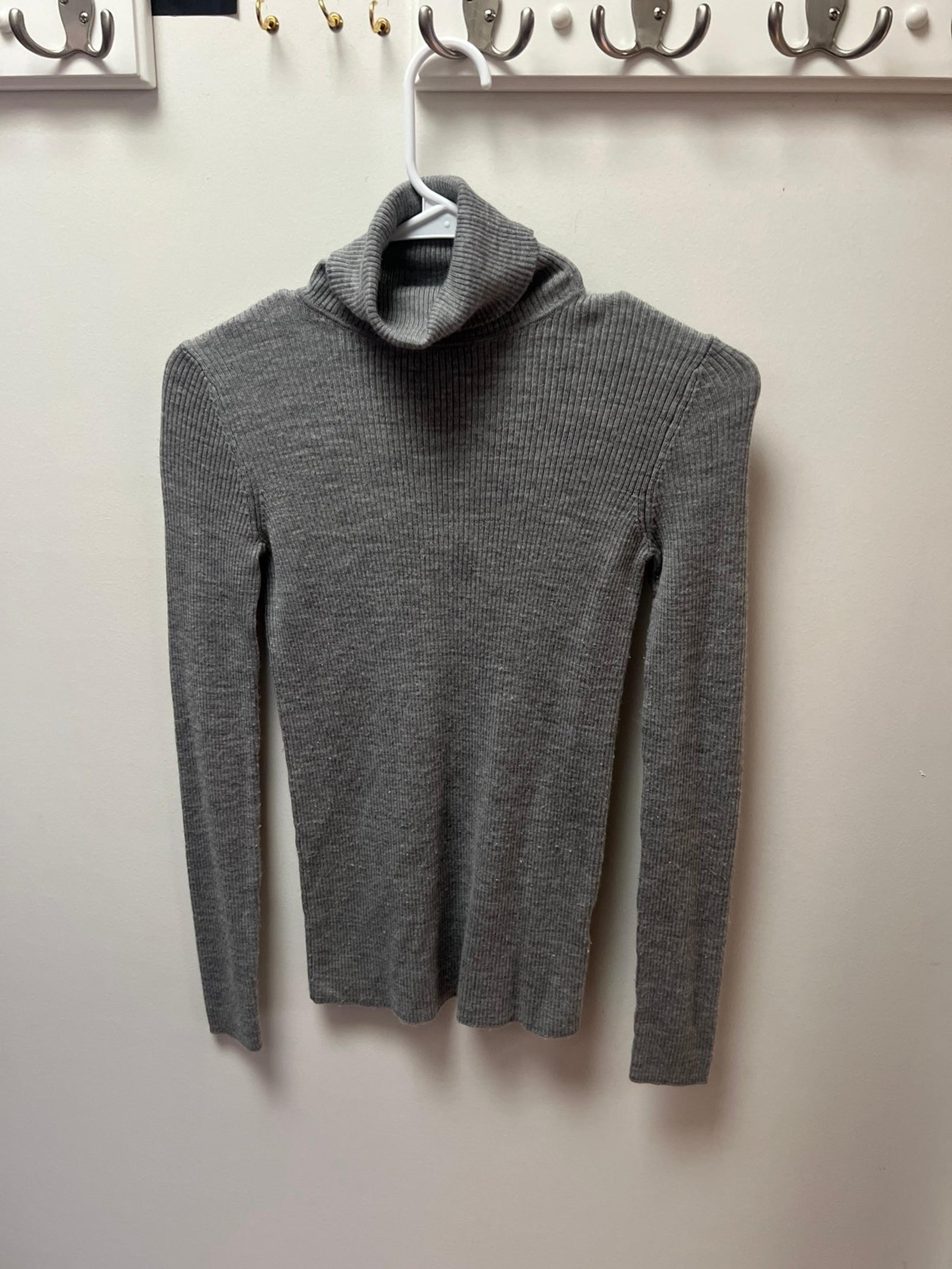 Uniqlo gray ribbed turtleneck sweater size S