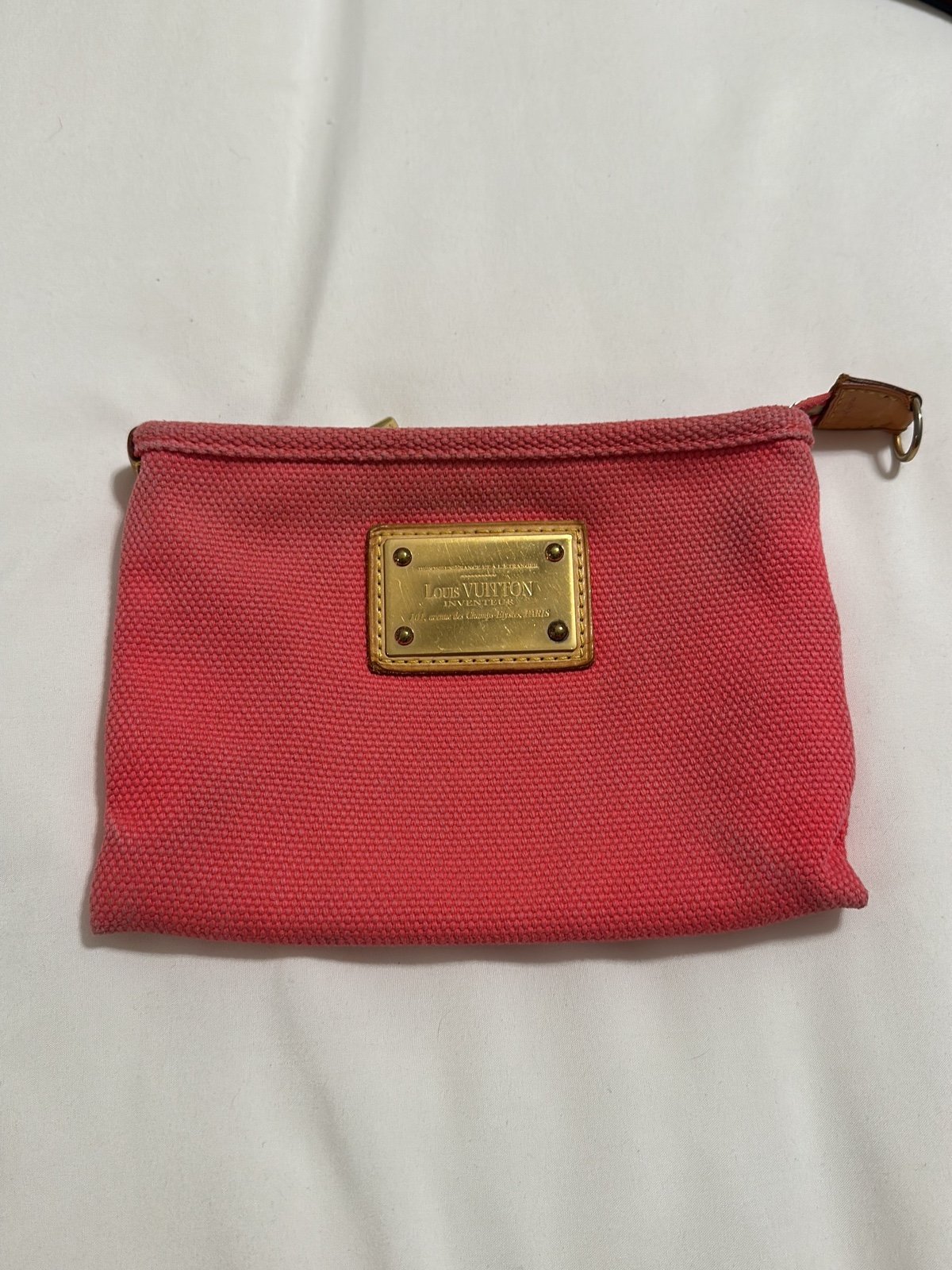 LOUIS VUITTON pouch in pink cloth fabric.